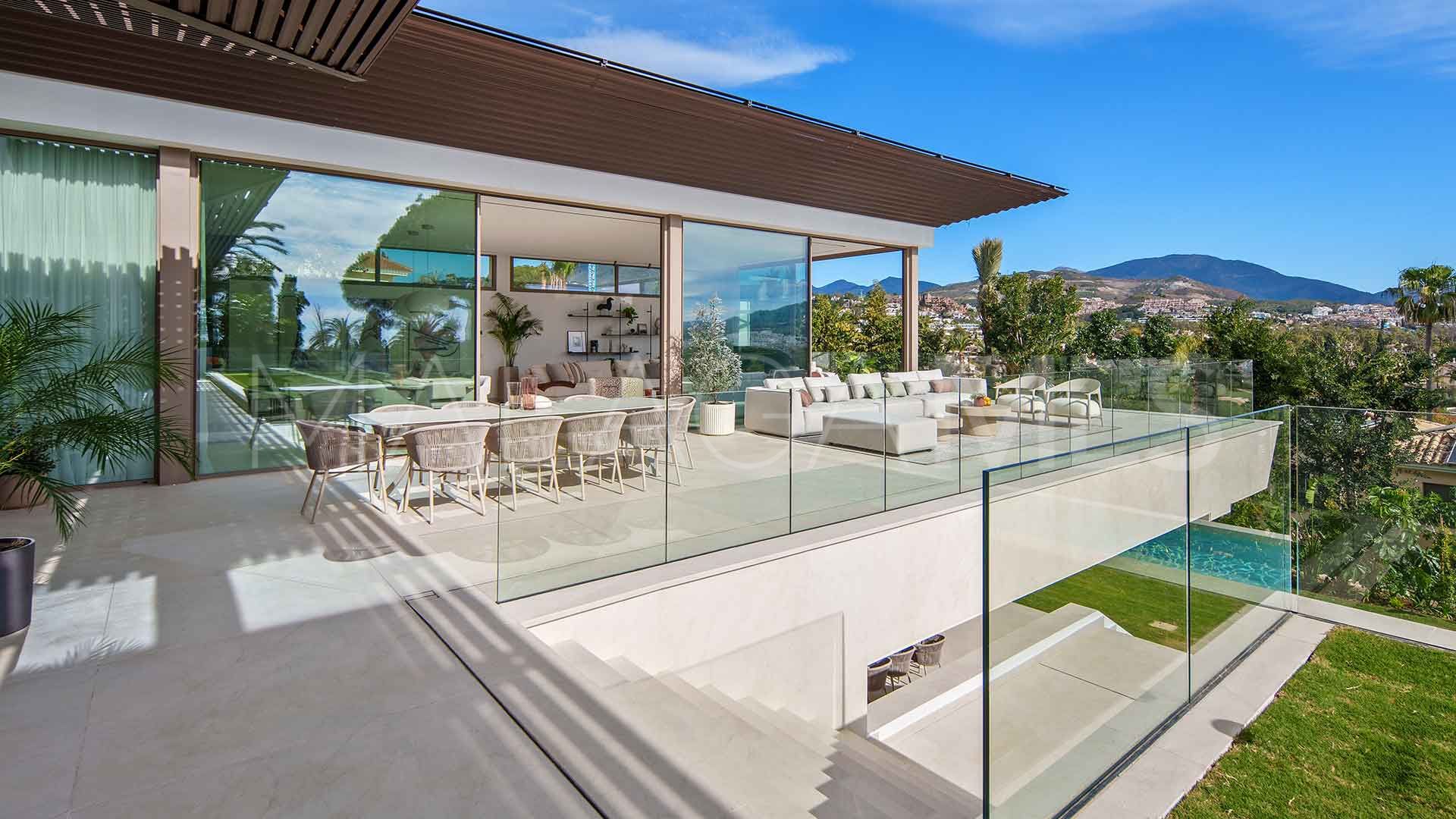For sale villa with 5 bedrooms in Nueva Andalucia