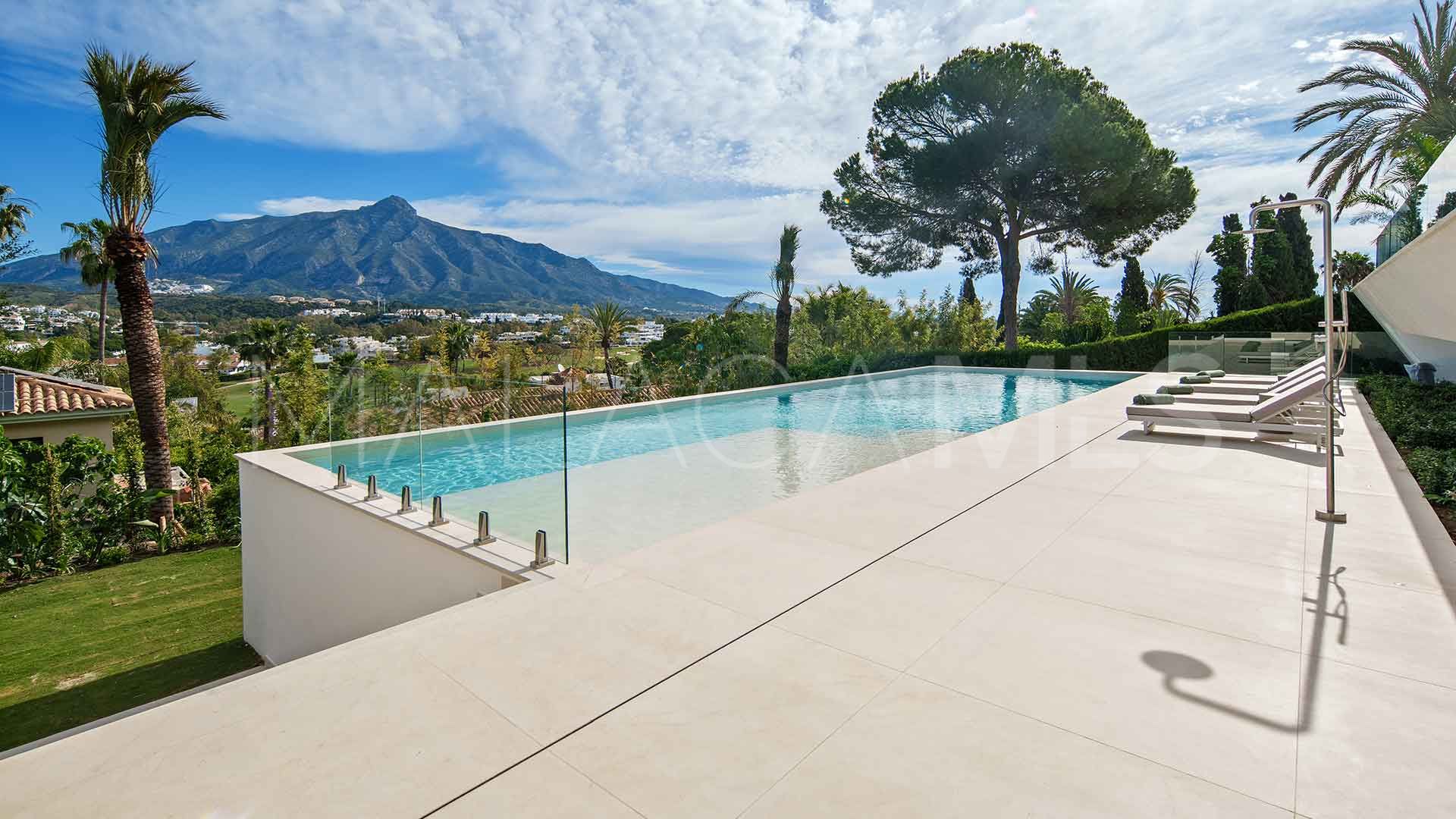 For sale villa with 5 bedrooms in Nueva Andalucia