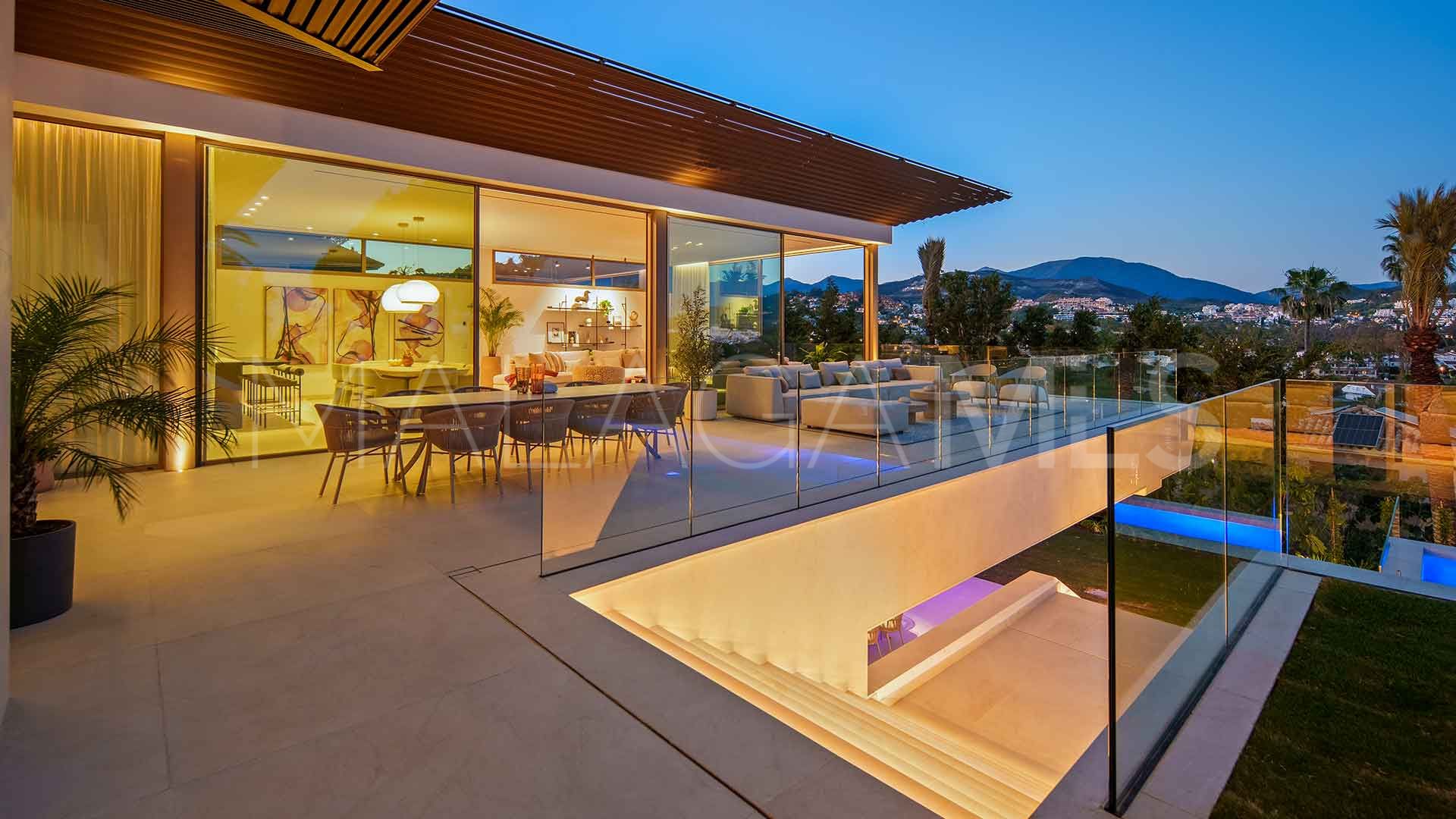 For sale villa with 5 bedrooms in Nueva Andalucia
