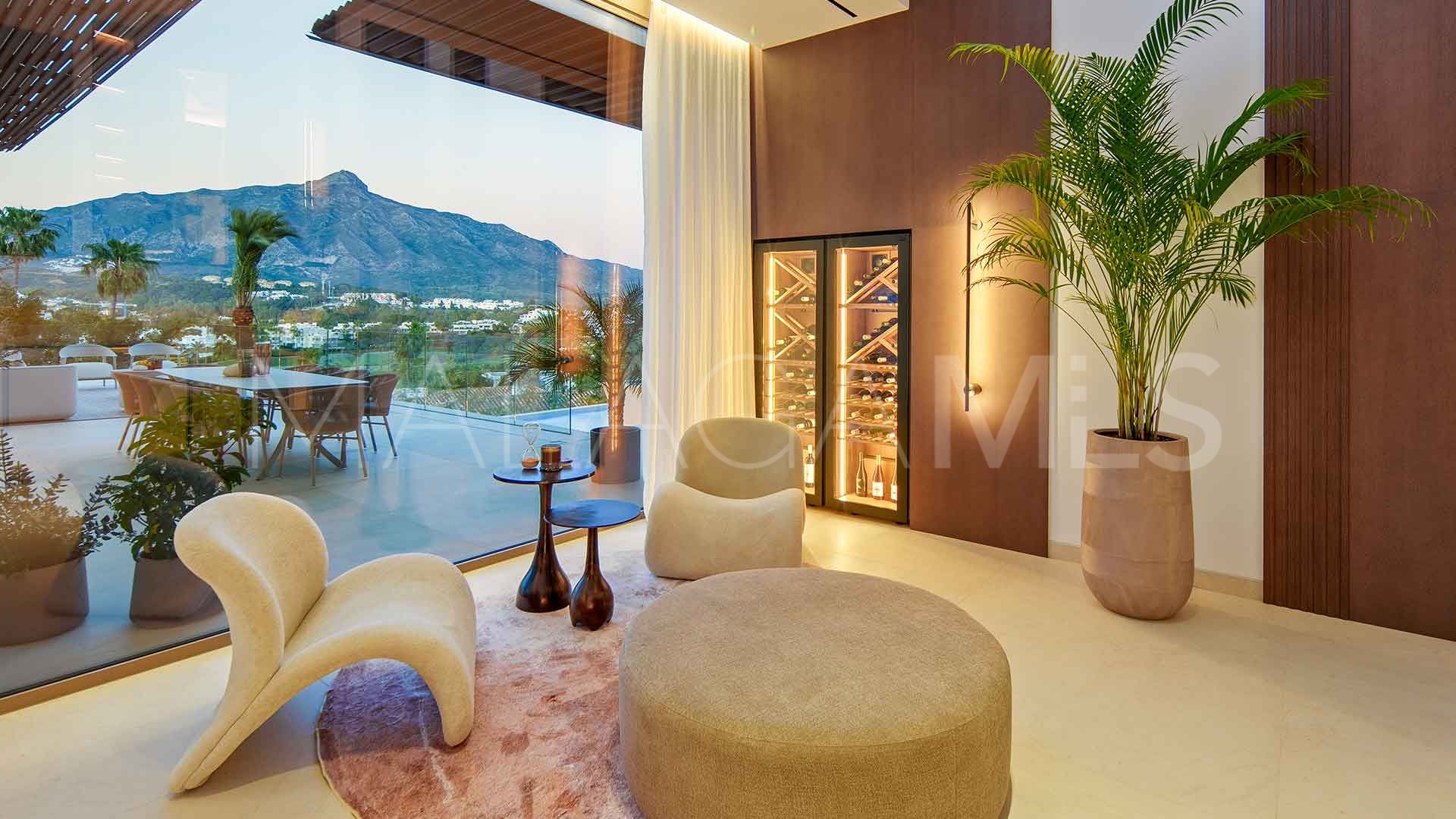 For sale villa with 5 bedrooms in Nueva Andalucia