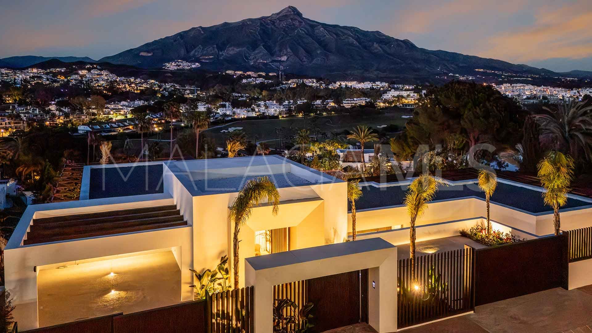For sale villa with 5 bedrooms in Nueva Andalucia