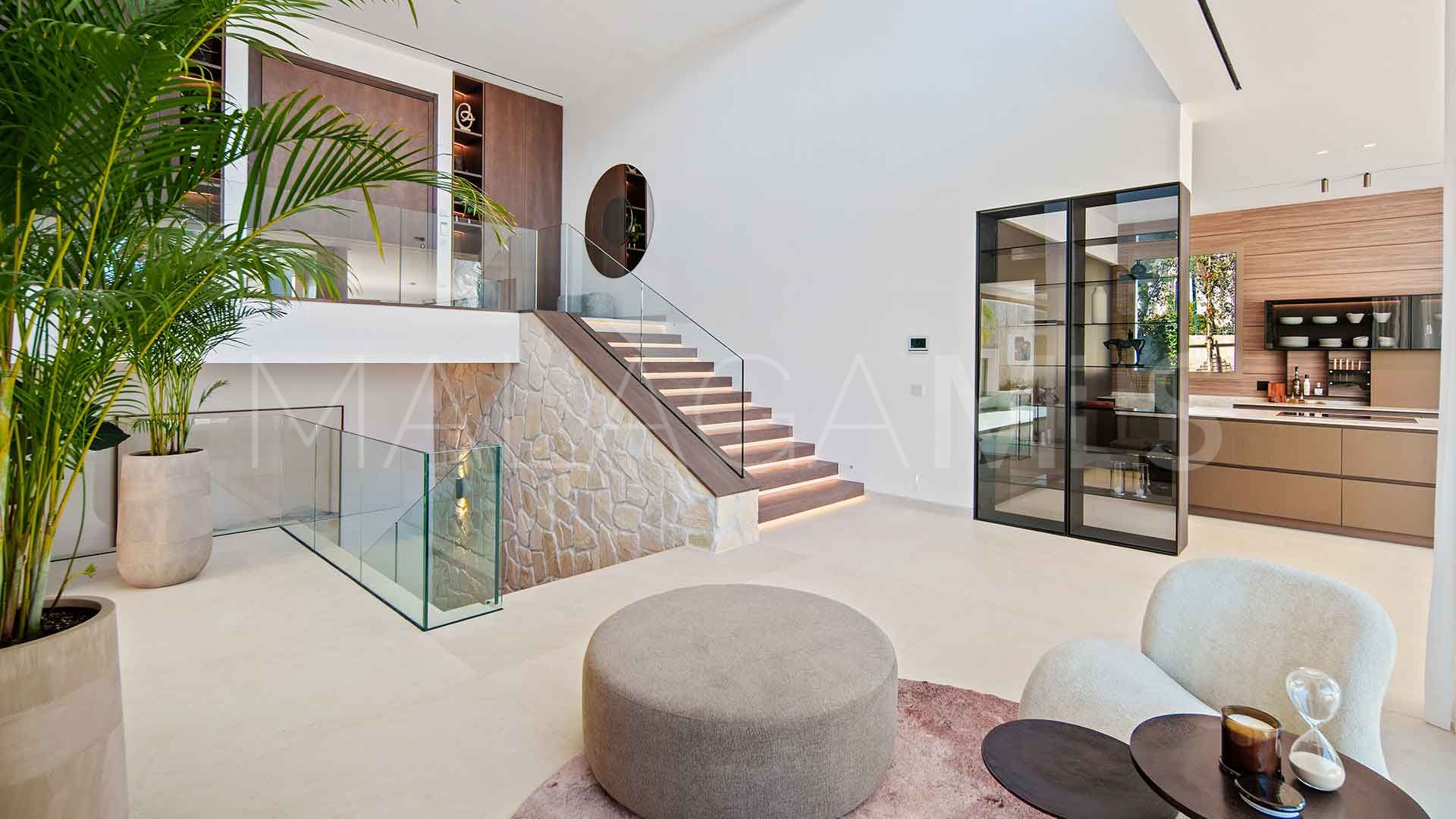 For sale villa with 5 bedrooms in Nueva Andalucia