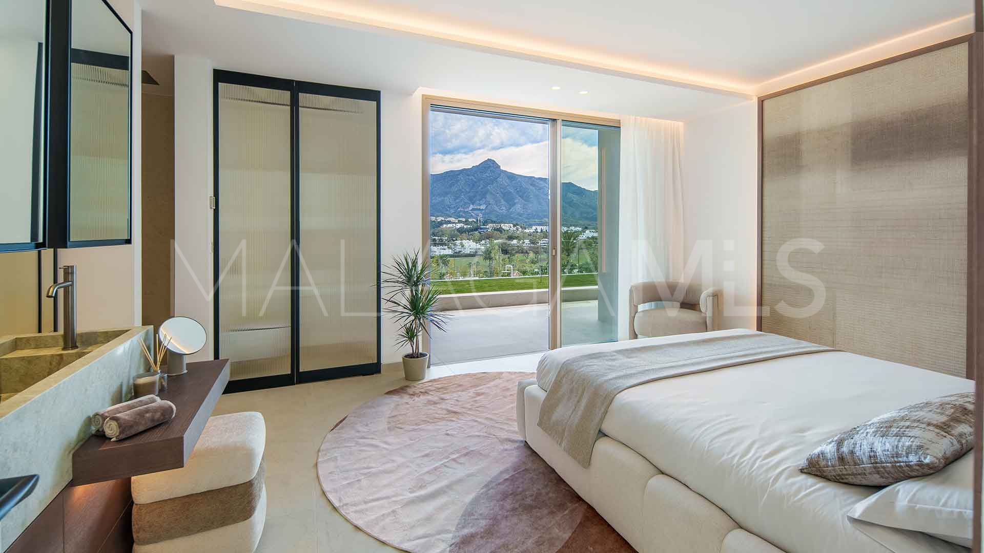 For sale villa with 5 bedrooms in Nueva Andalucia