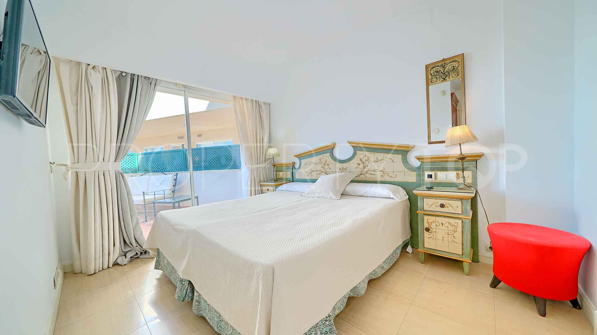 For sale duplex penthouse in Marbella Golden Mile with 3 bedrooms