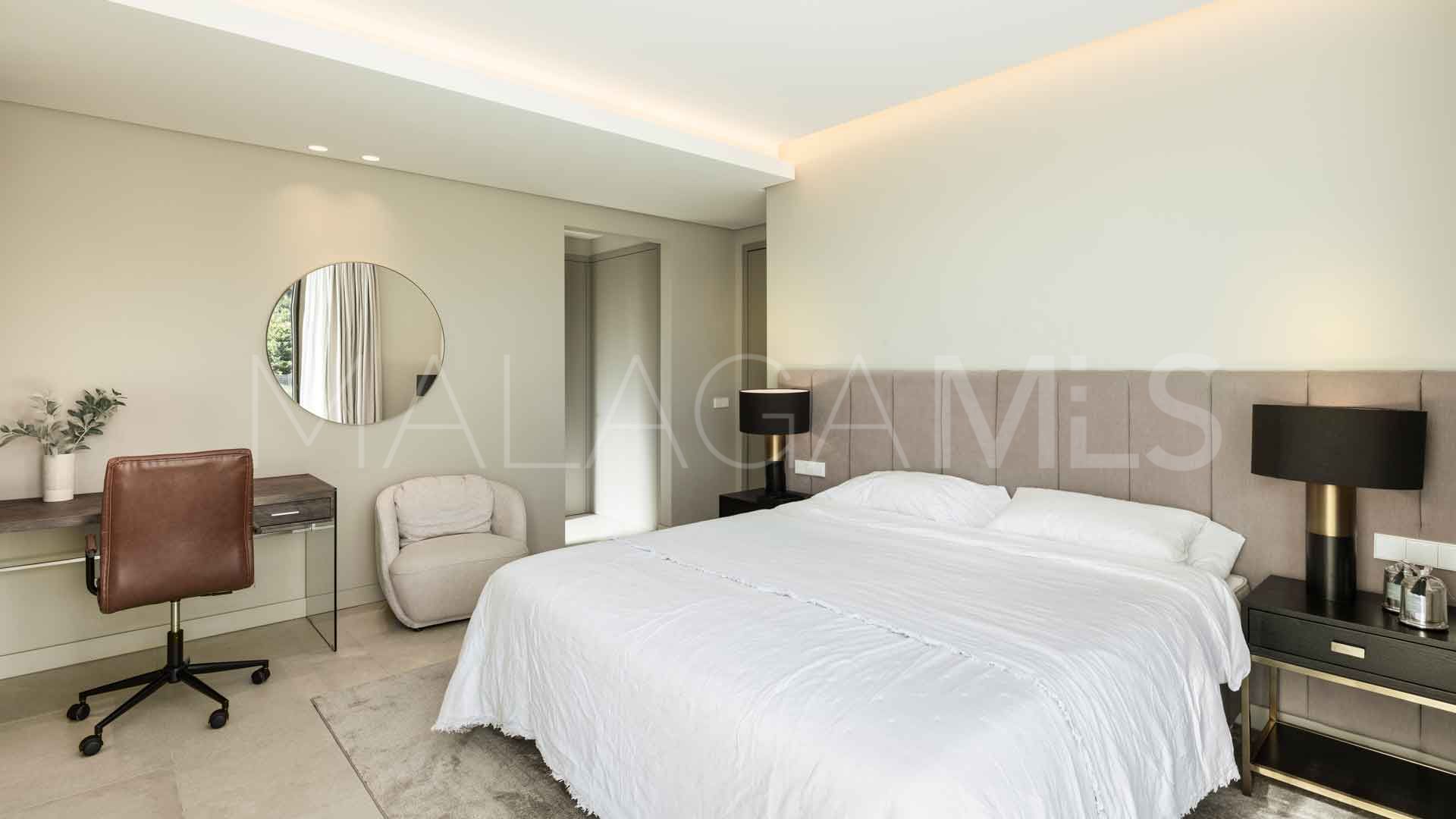 Buy villa with 5 bedrooms in Haza del Conde
