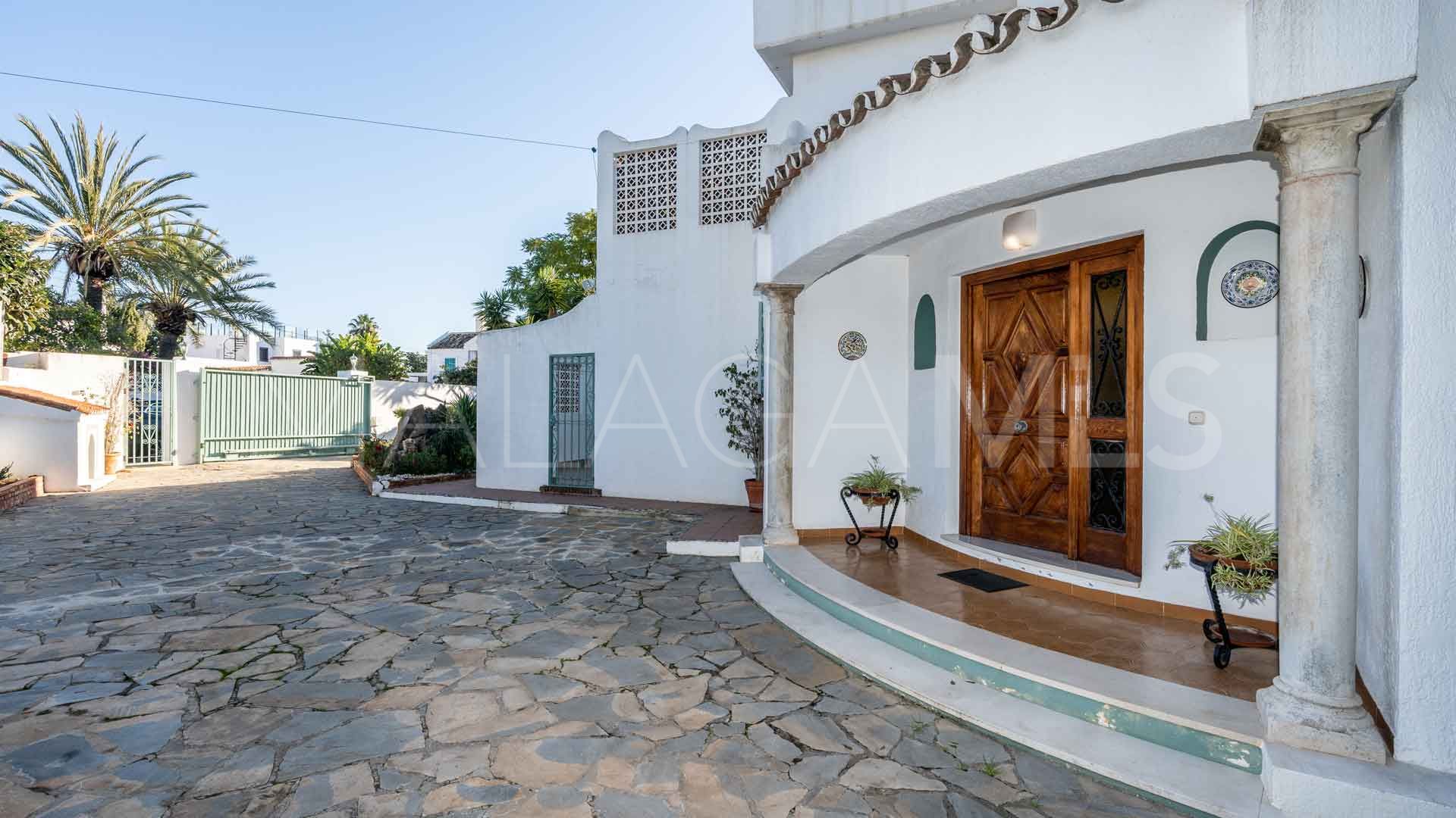 Villa for sale in Huerta Belón with 4 bedrooms