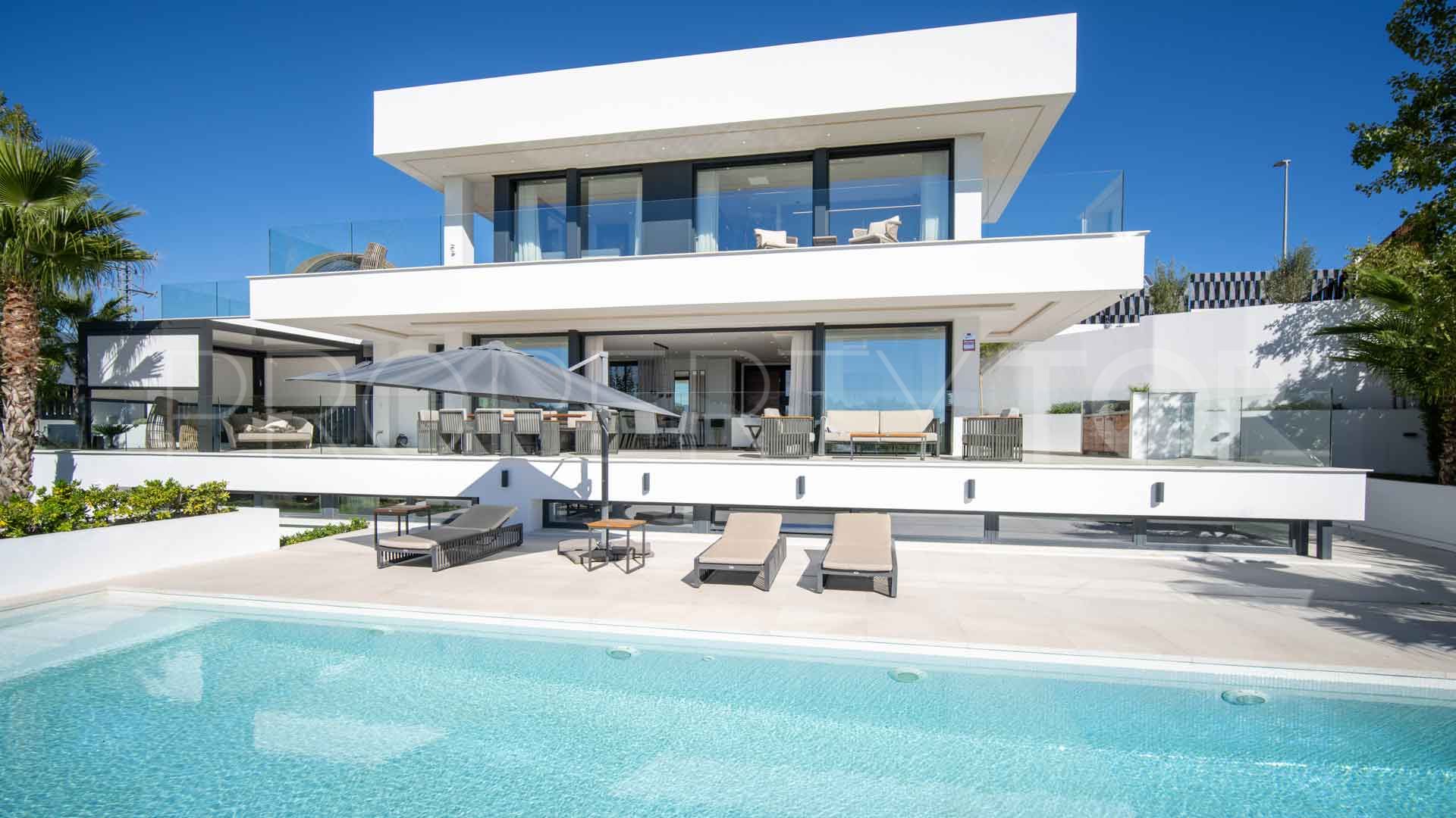 Villa a la venta con 4 dormitorios en Nueva Andalucia