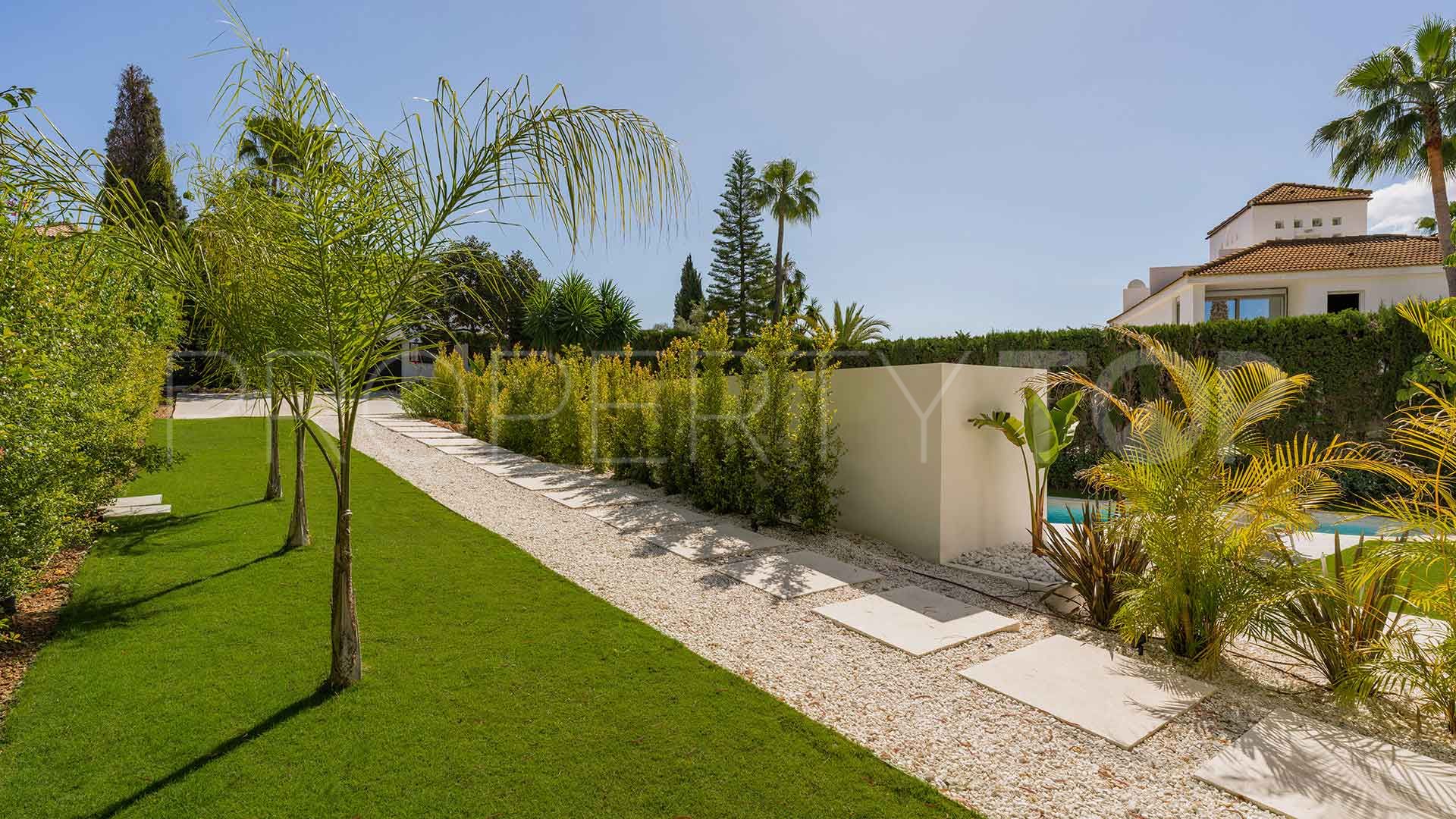 Villa for sale in Nueva Andalucia with 5 bedrooms