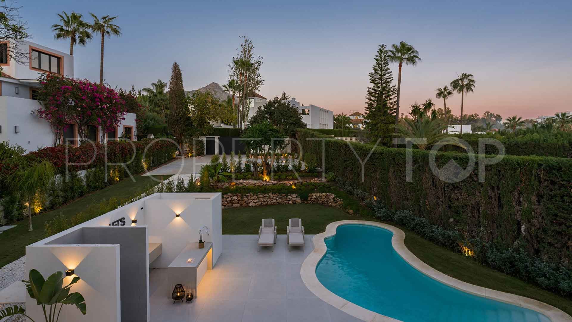 Villa for sale in Nueva Andalucia with 5 bedrooms