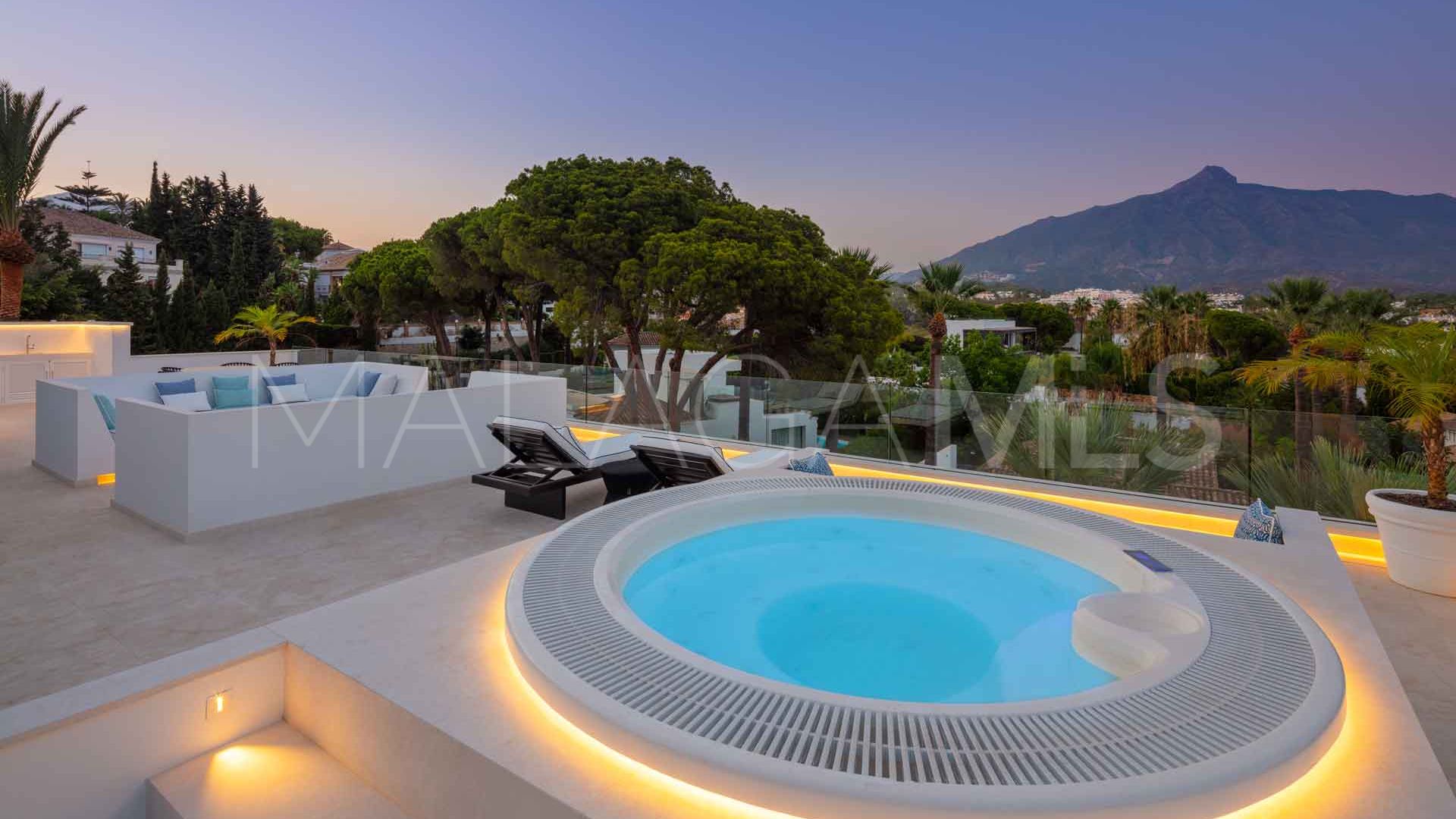 Se vende villa in Nueva Andalucia with 5 bedrooms