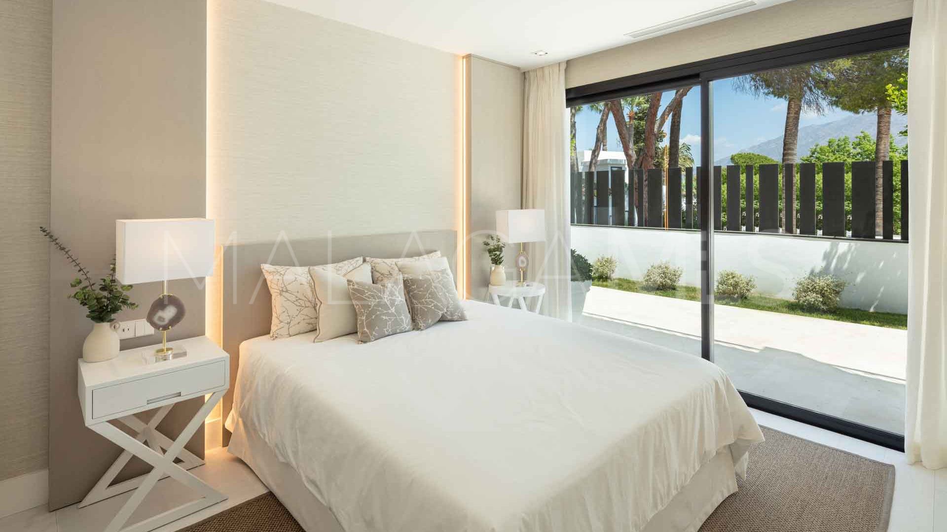 Se vende villa in Nueva Andalucia with 5 bedrooms