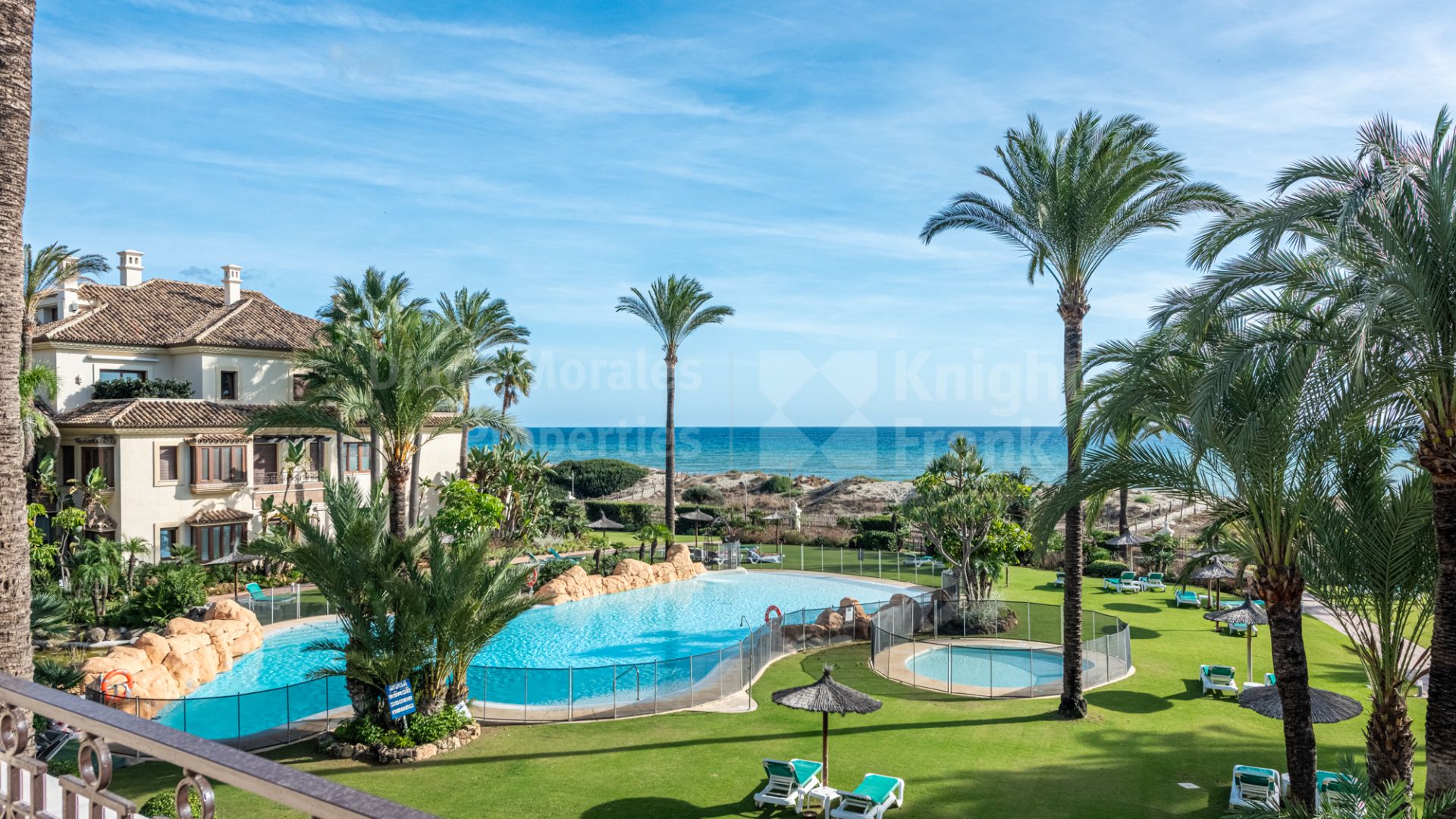 Apartment for rent in Los Monteros Playa with stunning frontline sea views