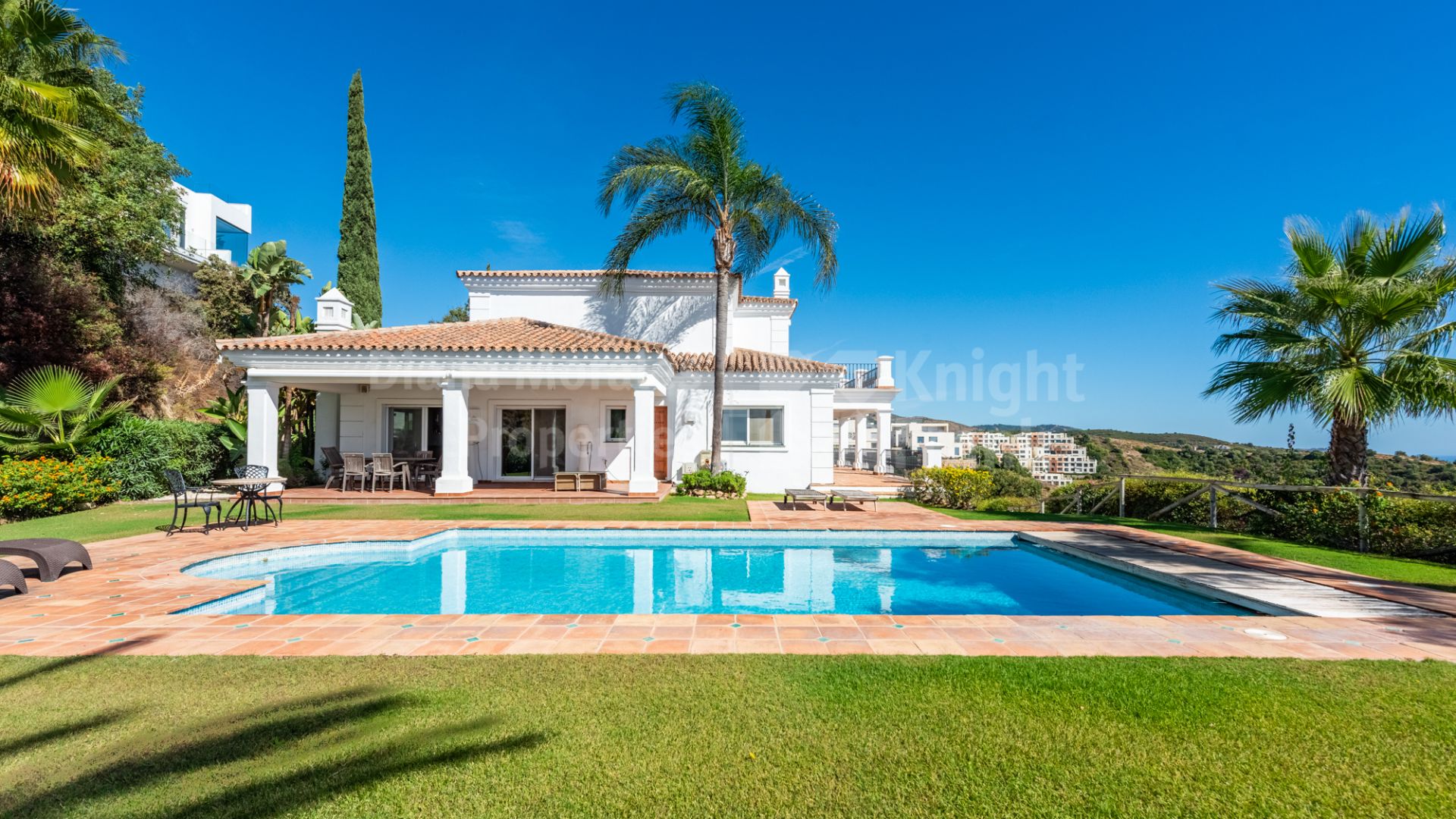 Villa Romero, Immobilie mit fünf Schlafzimmern und Panoramablick auf das Meer in Los Altos de los Monteros