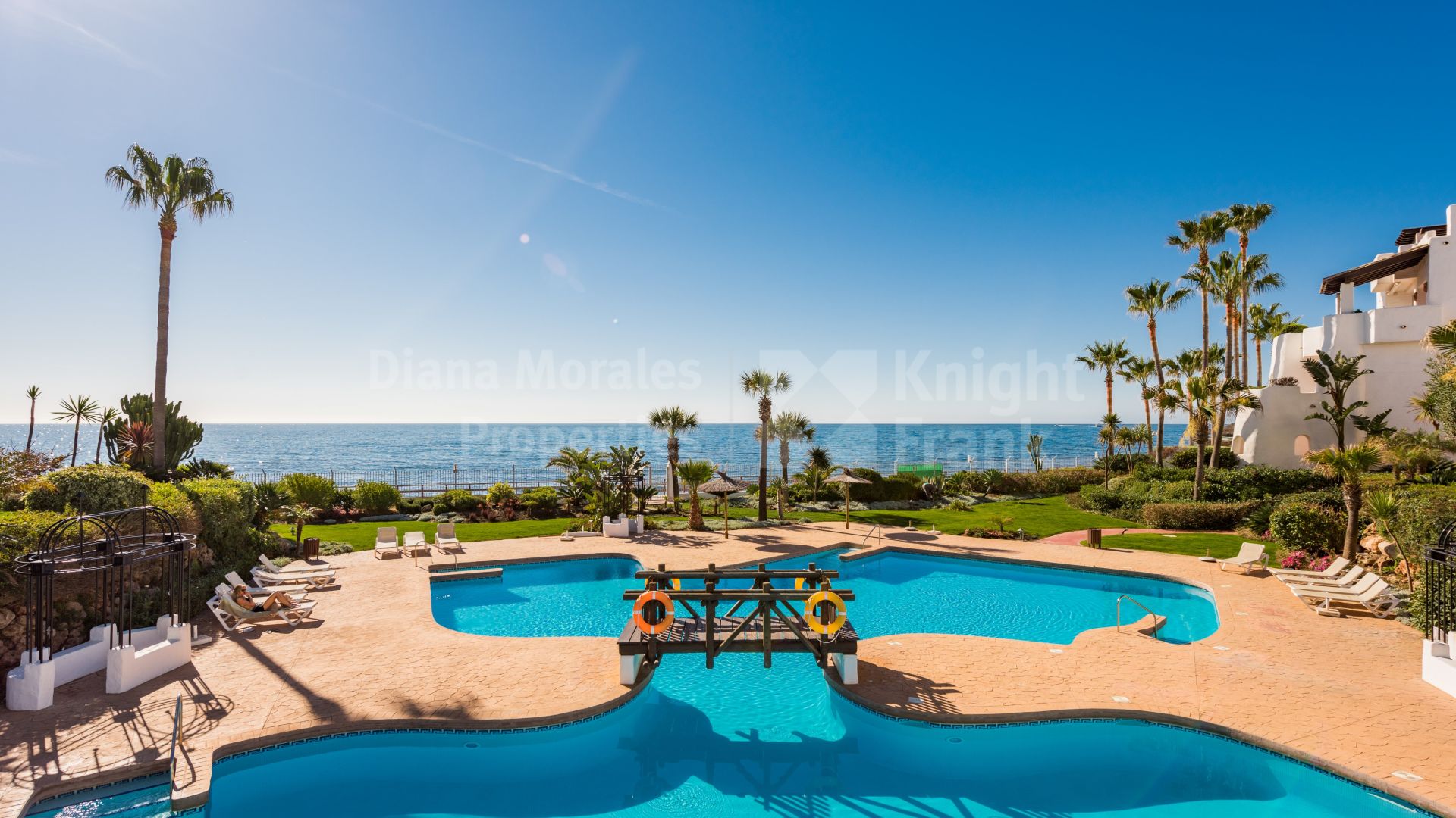 Ventura del Mar, Luxurious first-floor apartment on the seafront near Puerto Banus