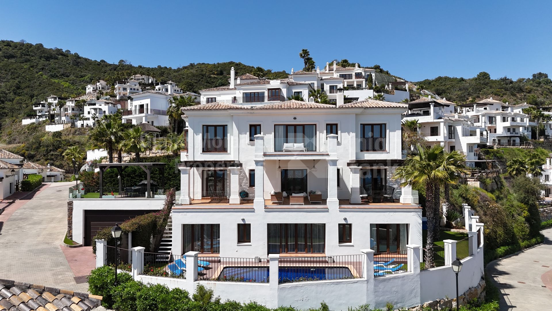 Benahavis Hills Country Club, Five-bedroom villa with panoramic views of the sea and the mountains