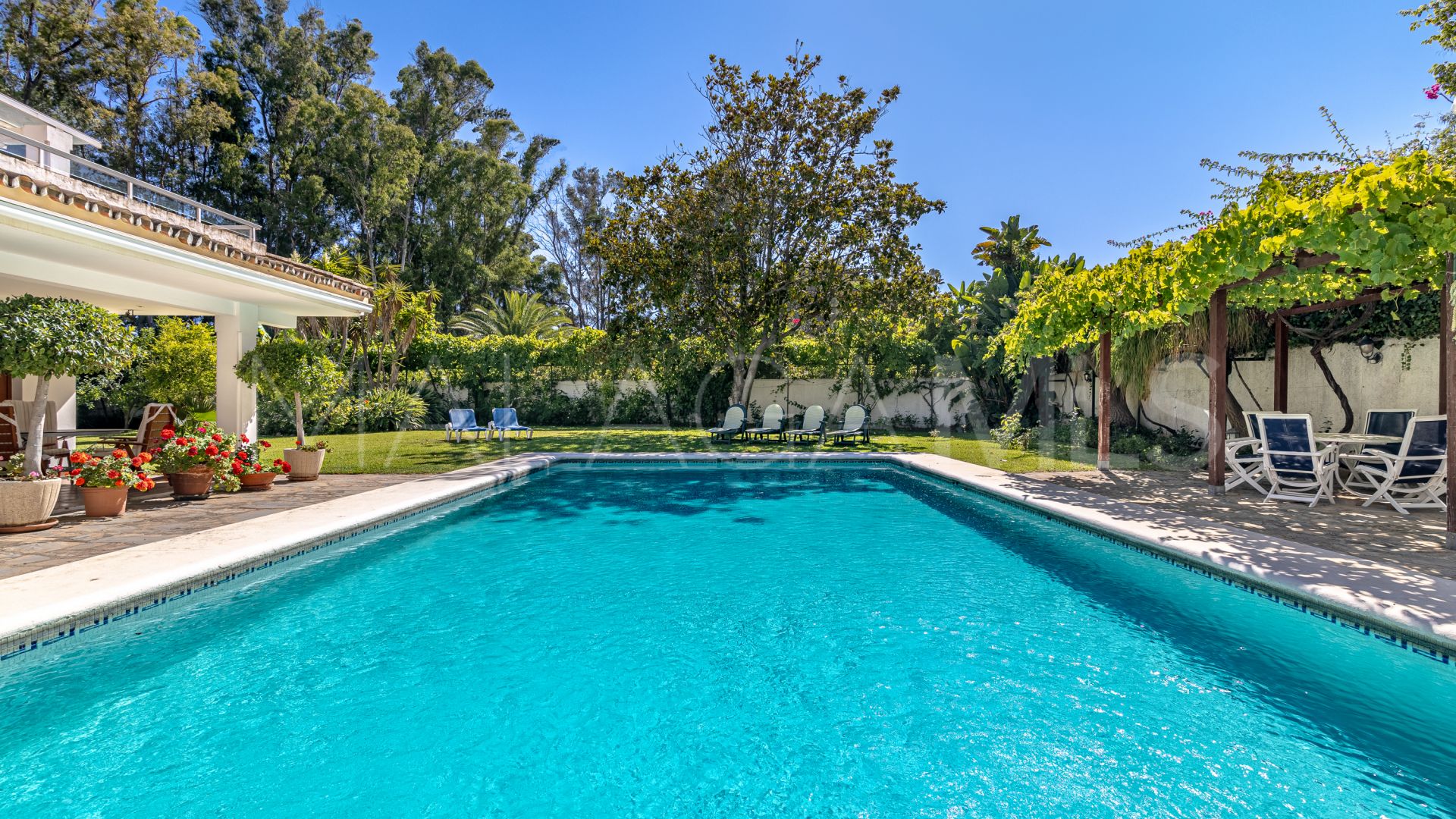 For sale 5 bedrooms villa in Estepona East