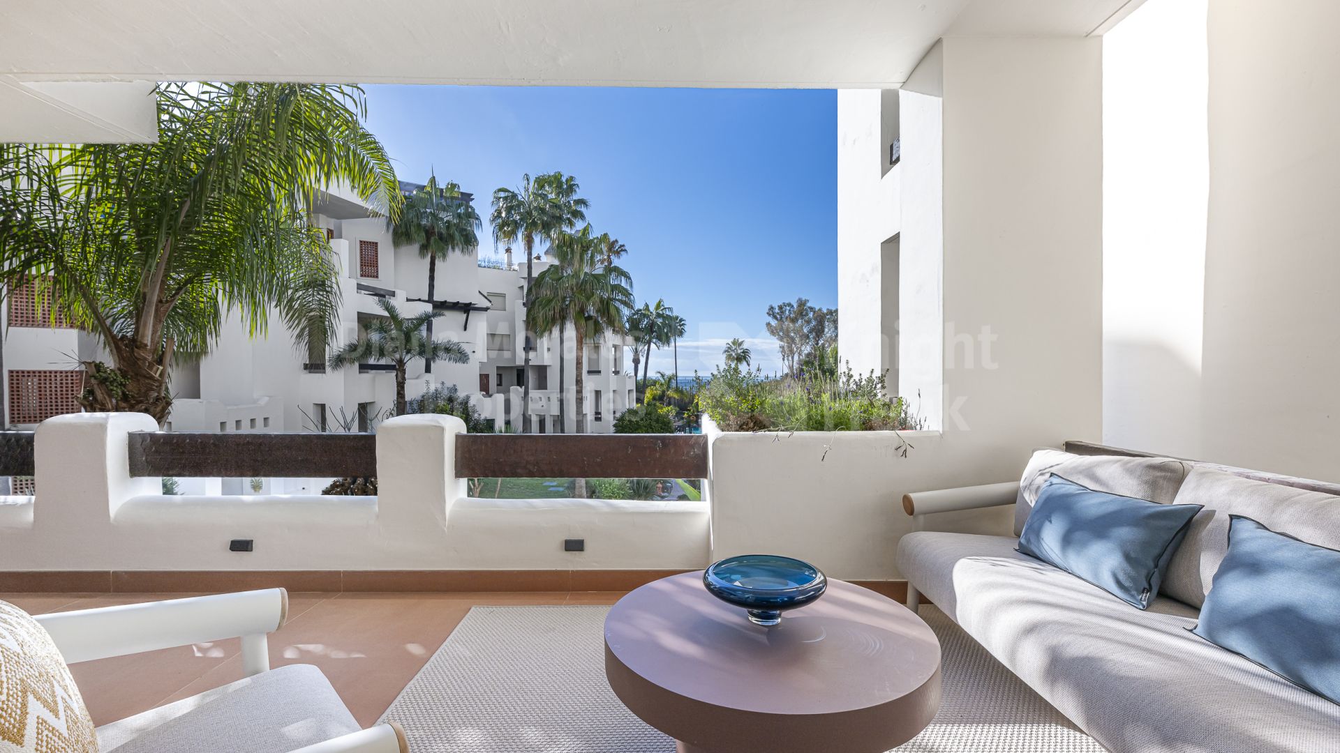 Bahía del Velerín, Beachfront three bedroom first-floor apartment in East Estepona