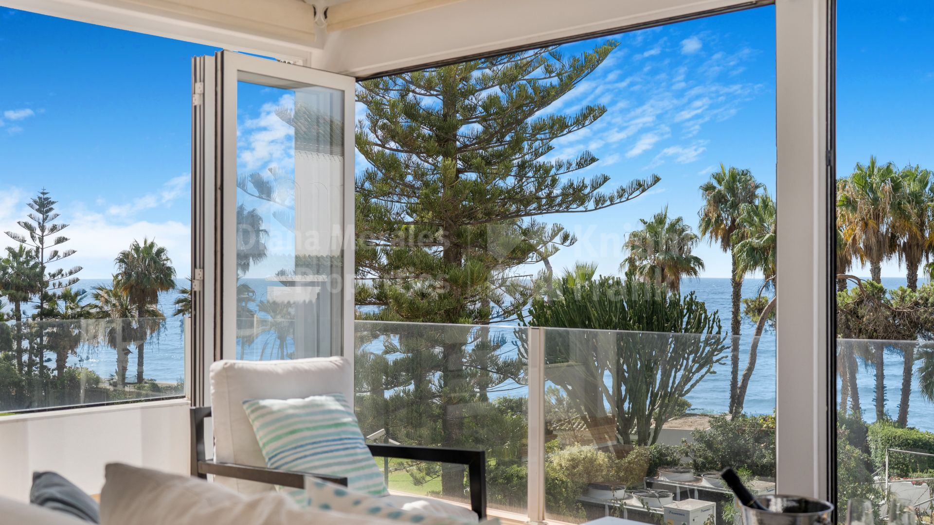 Marbellamar, Beachside four-bedroom three-level townhouse with valid tourist licence
