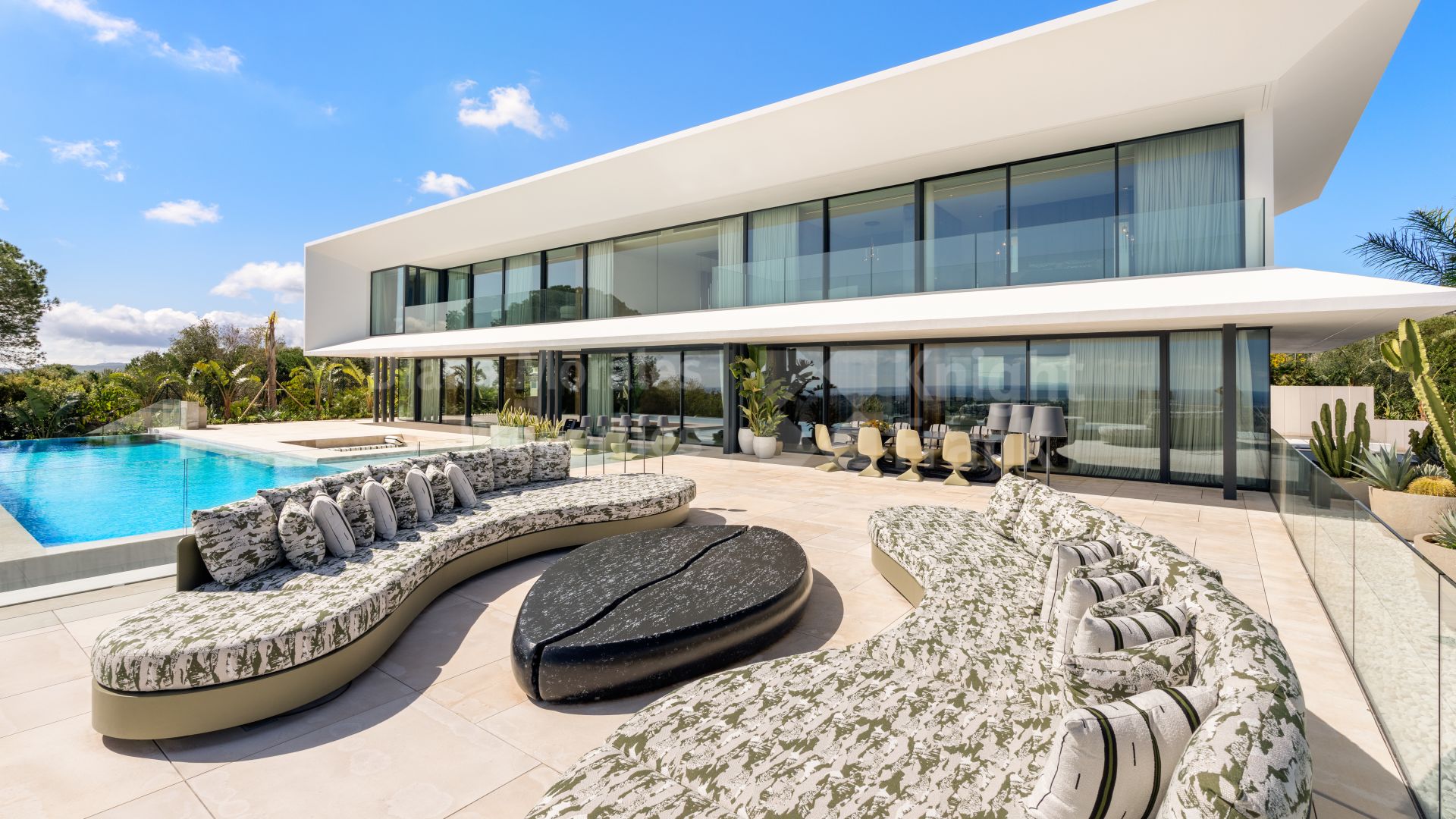 Sotogrande Alto, Moderne und sonnige Villa mit 6 Schlafzimmern sowie Golf- und Meerblick