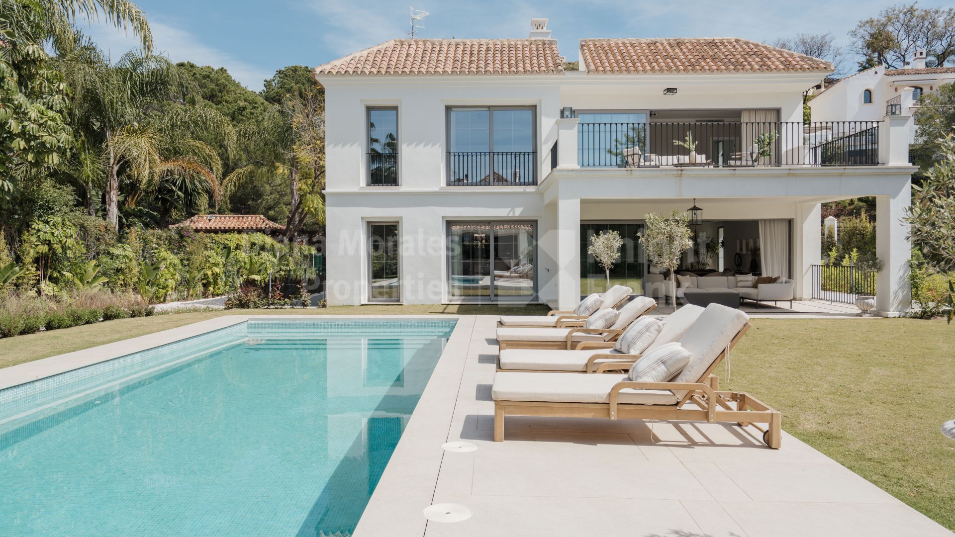 Modern home near golf courses and amenities in Los Arqueros