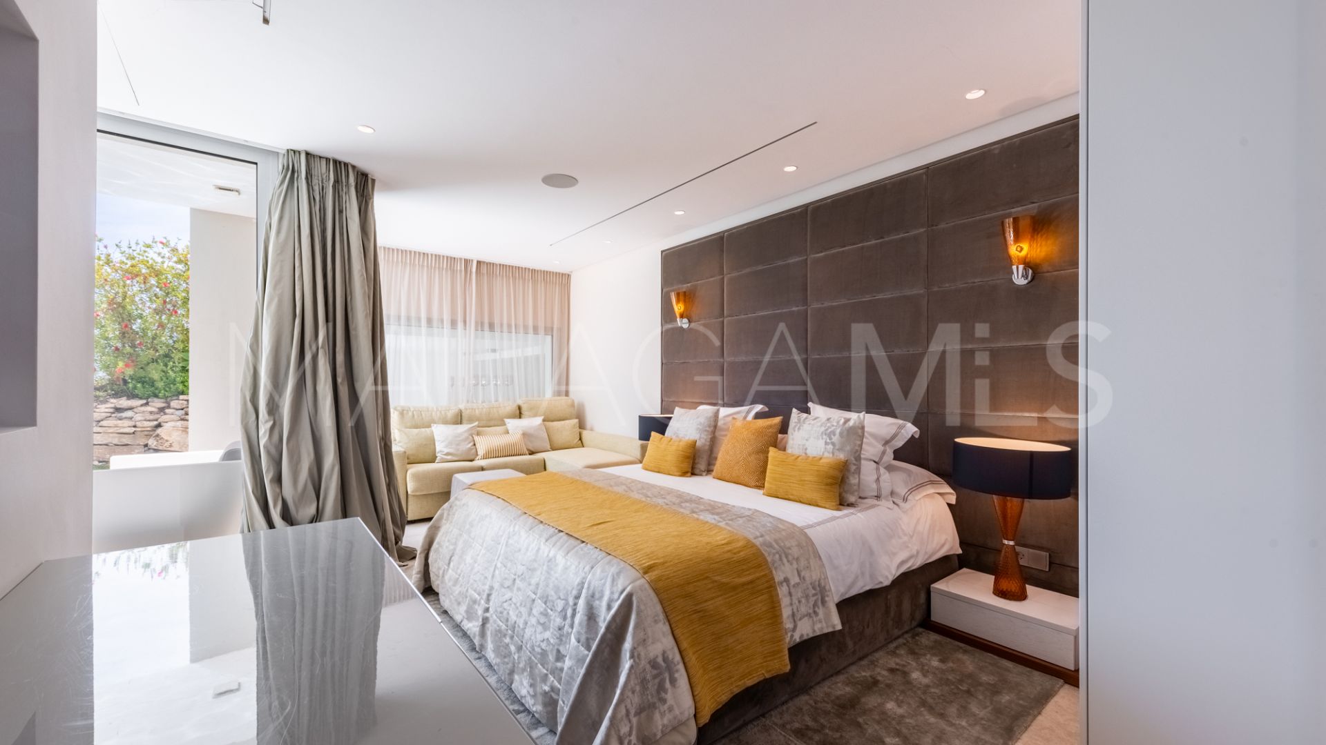 Villa for sale in Nueva Andalucia