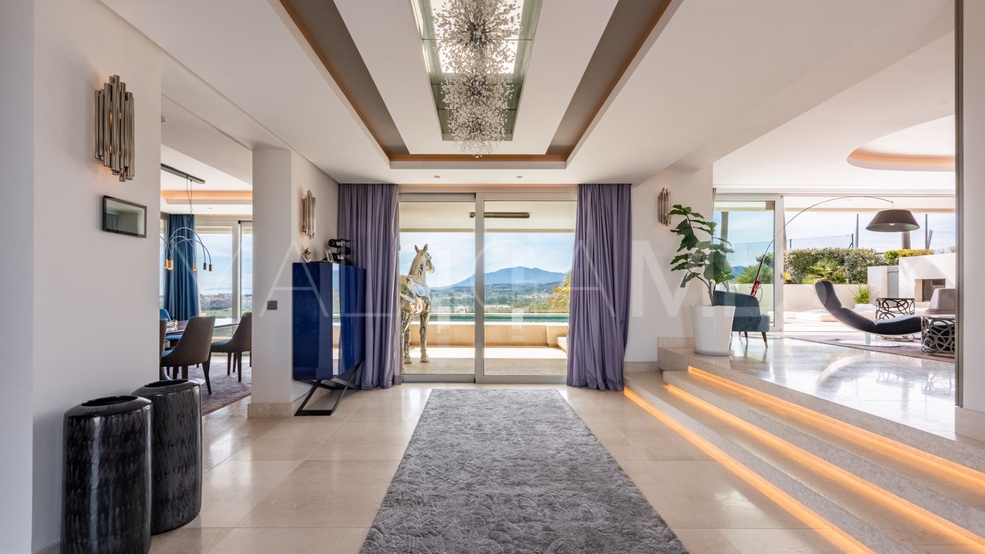 Villa for sale in Nueva Andalucia