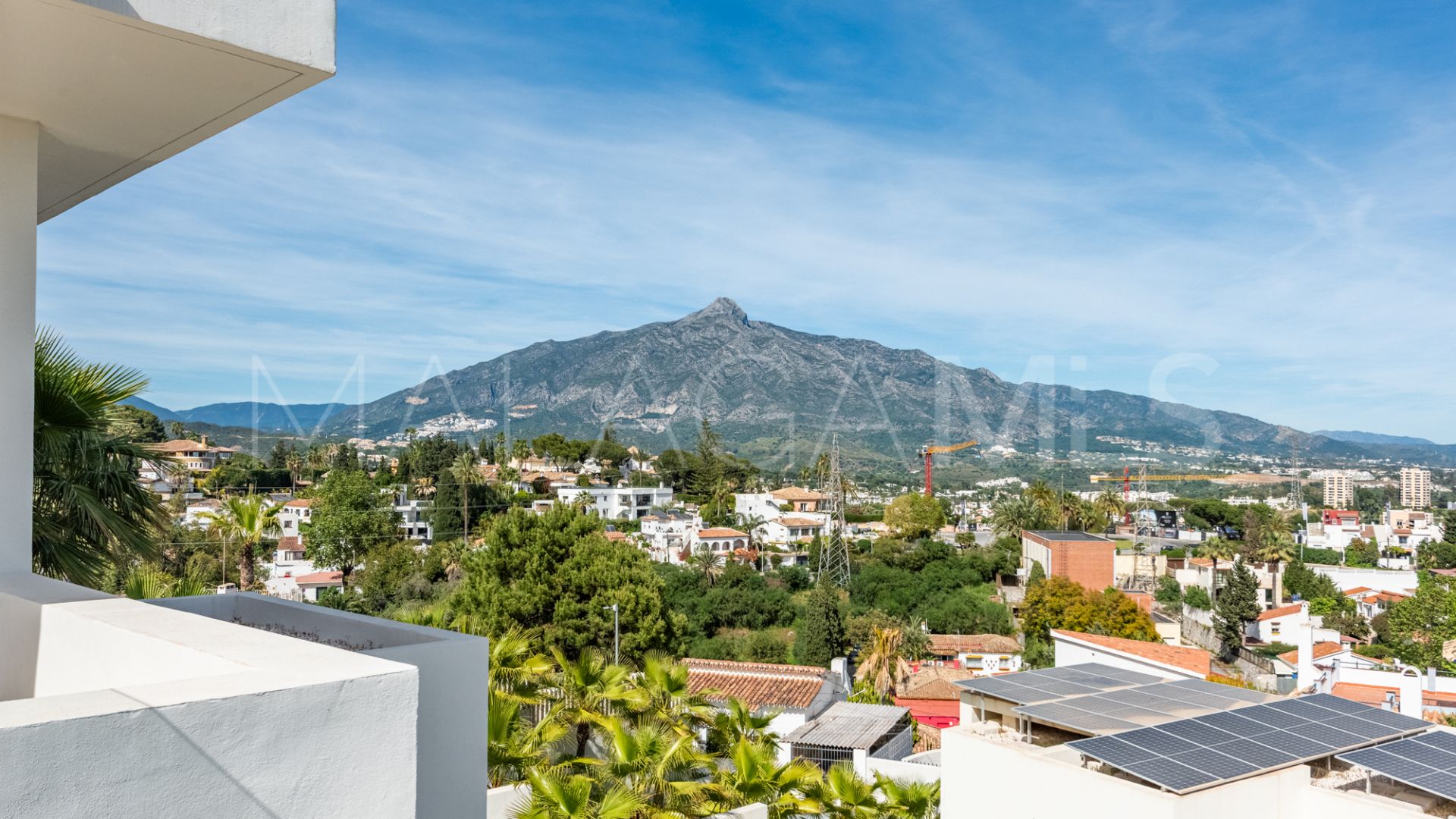 Villa for sale in Nueva Andalucia