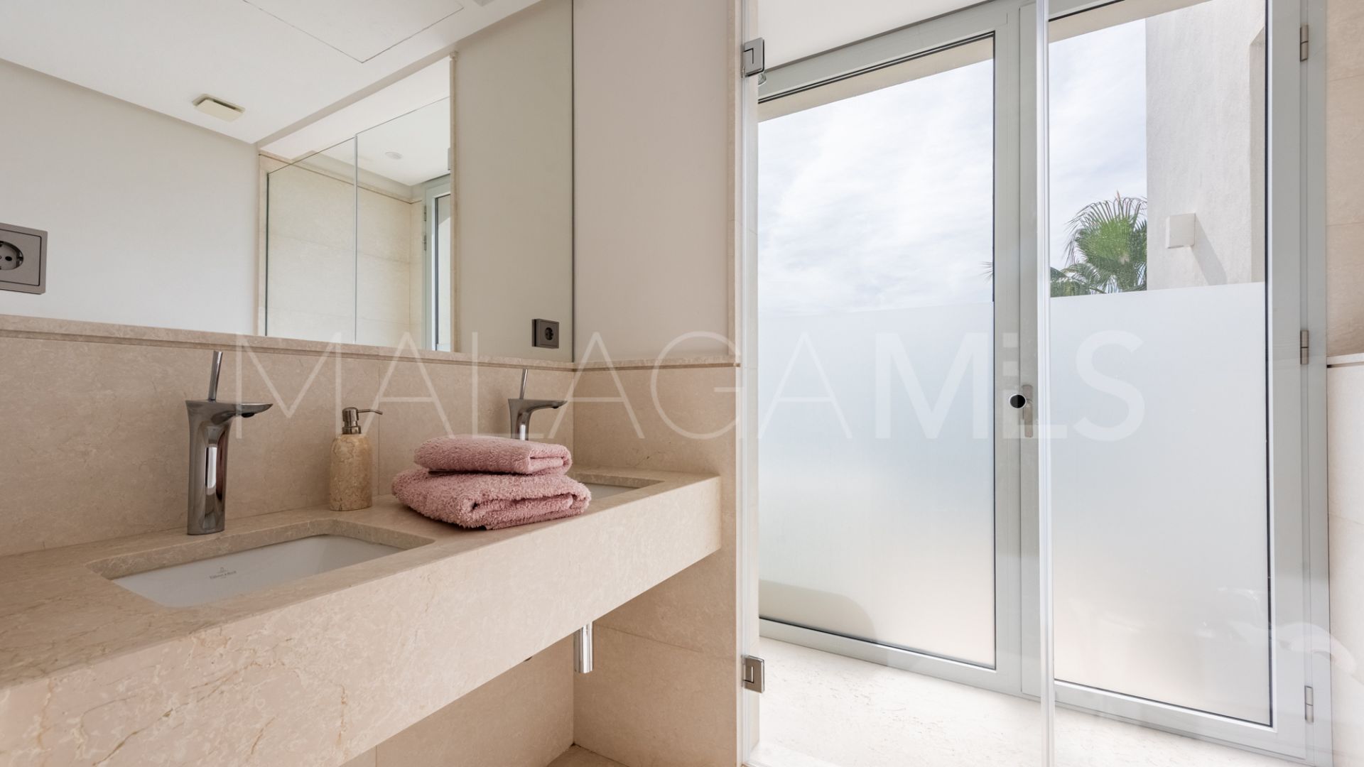 Villa for sale in Nueva Andalucia