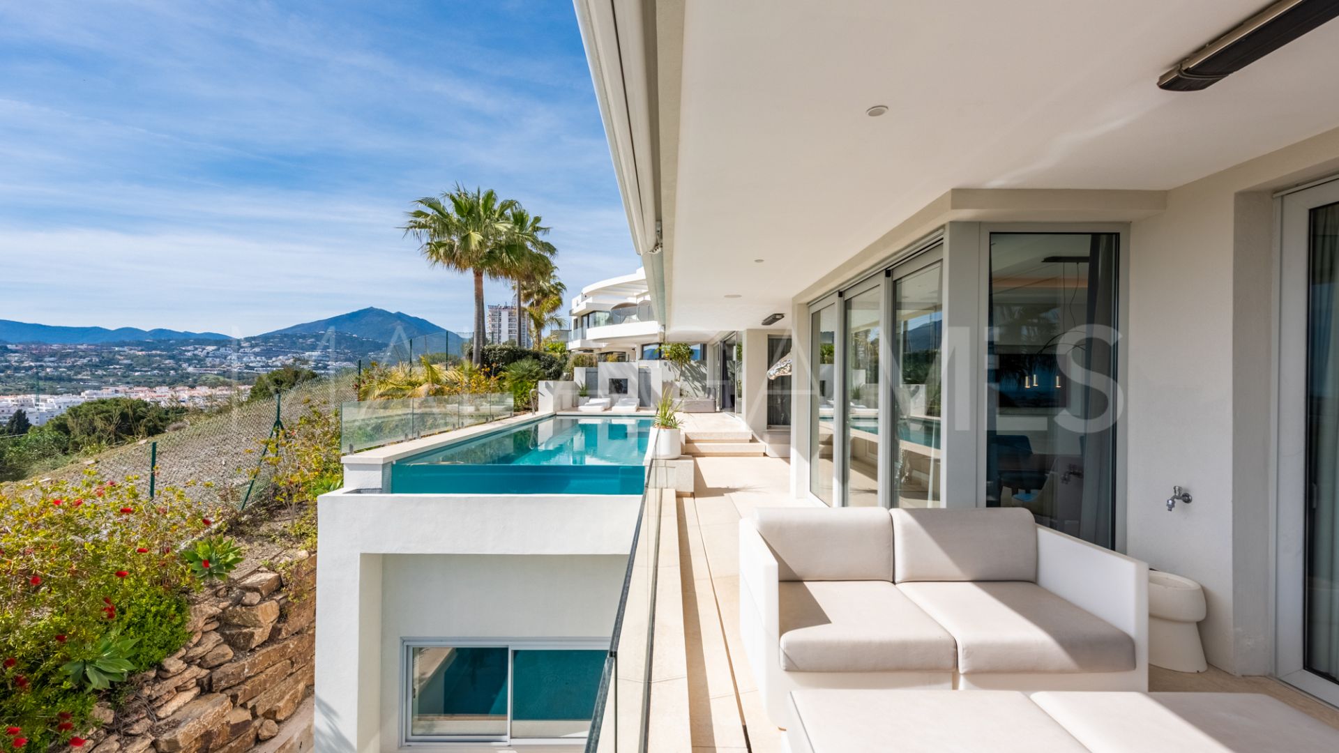 Villa for sale in Nueva Andalucia