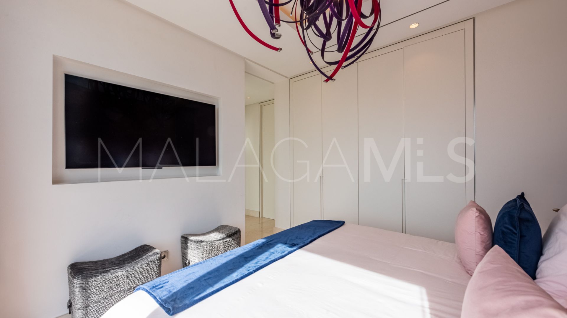 Villa for sale in Nueva Andalucia