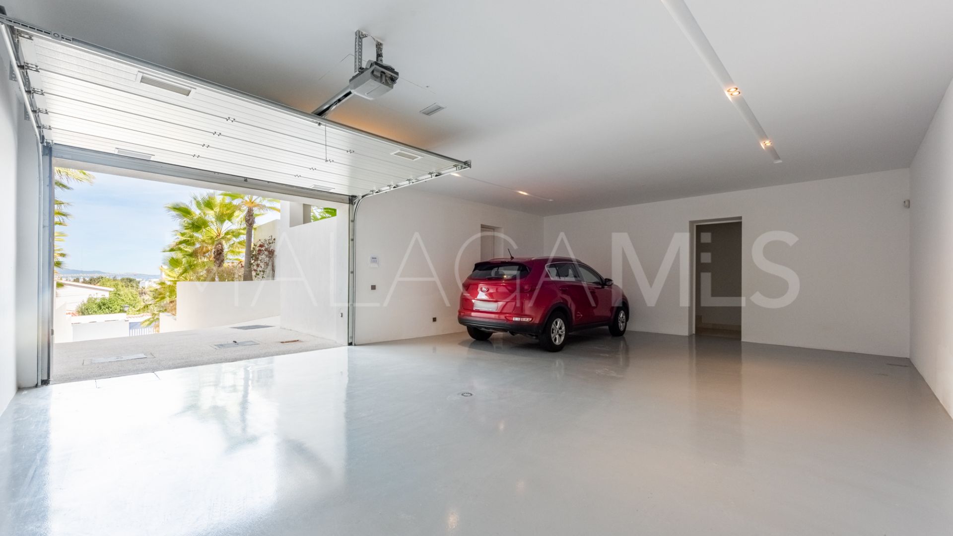 Villa for sale in Nueva Andalucia