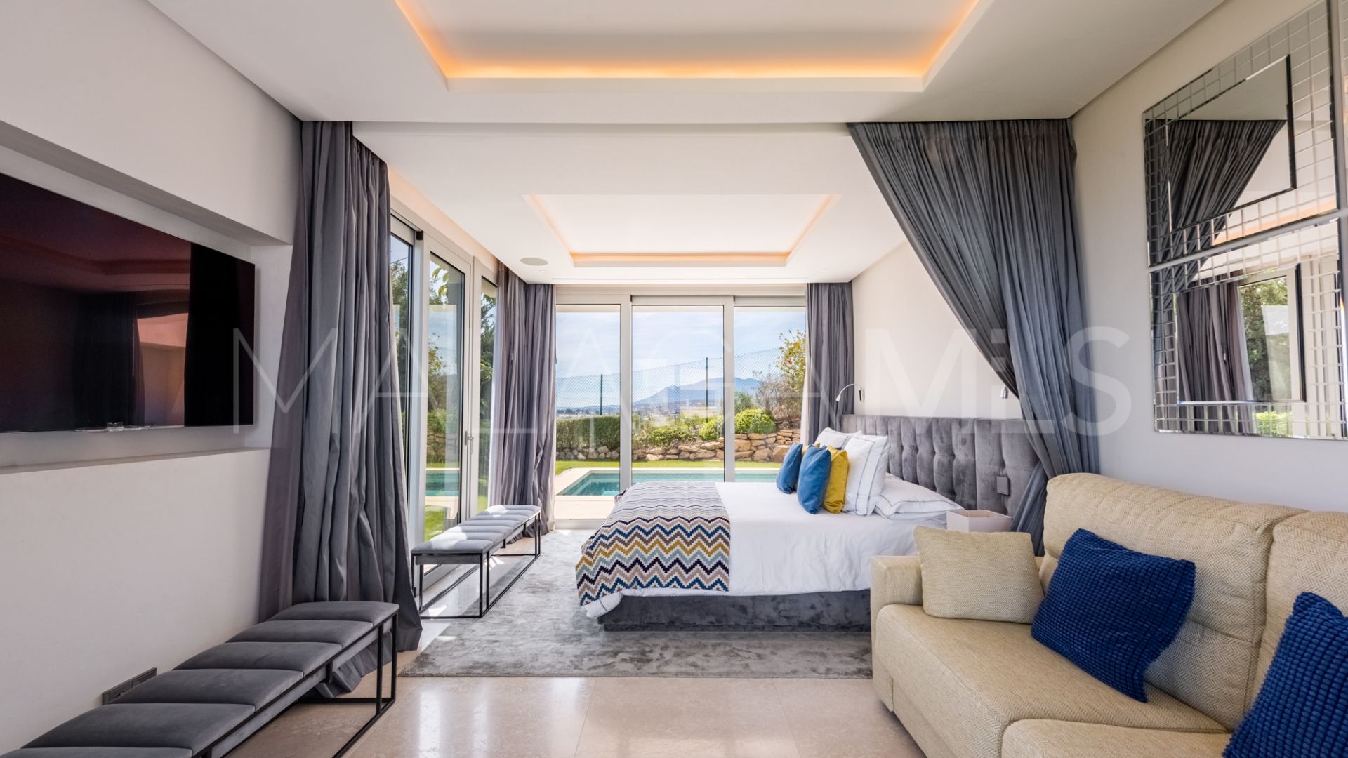 Villa for sale in Nueva Andalucia