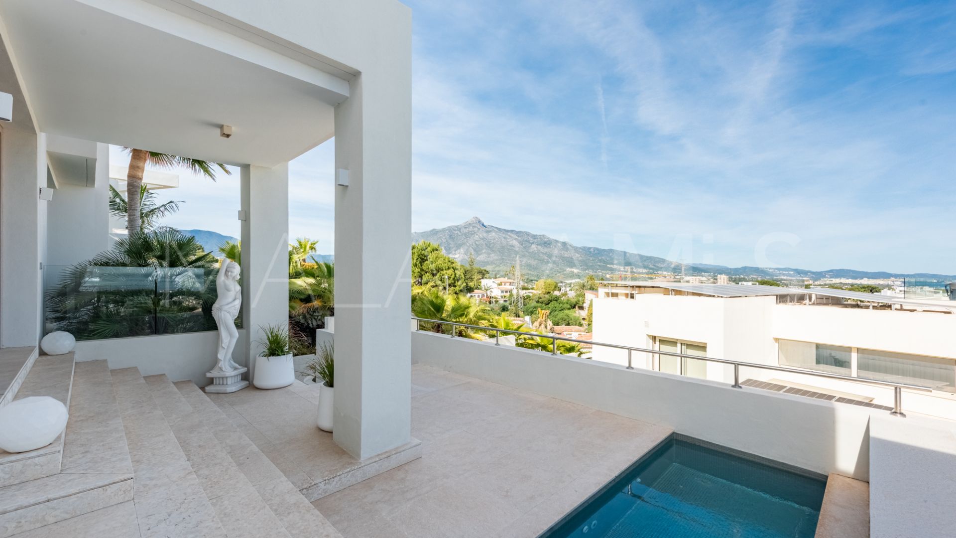 Villa for sale in Nueva Andalucia