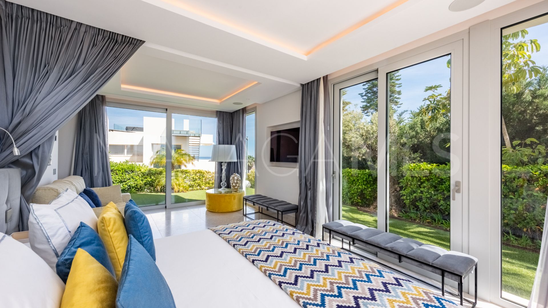 Villa for sale in Nueva Andalucia