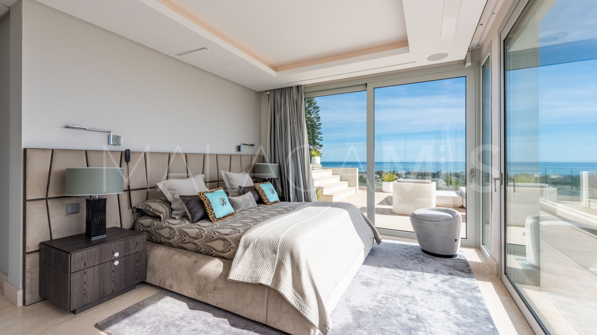 Villa for sale in Nueva Andalucia