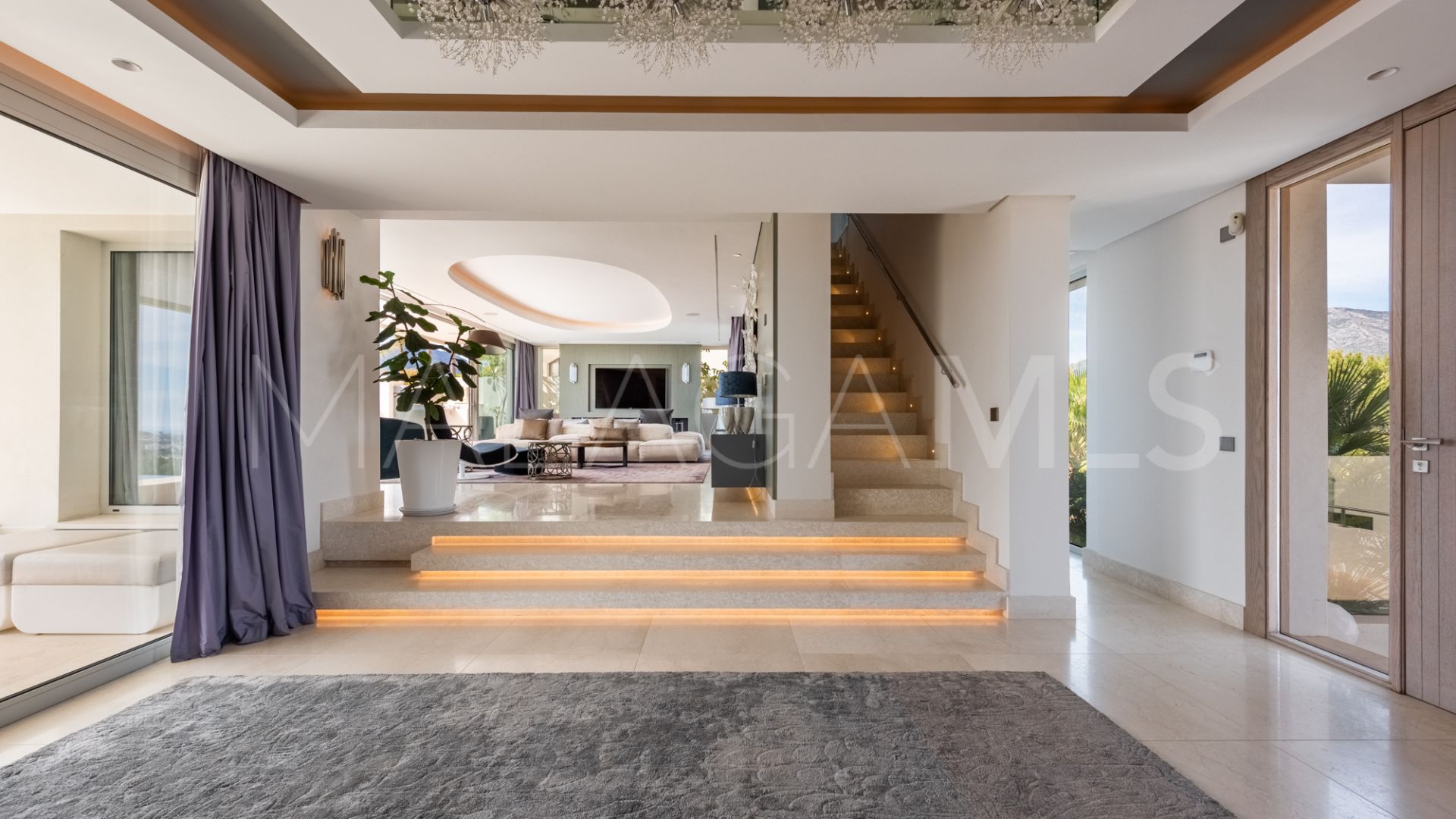 Villa for sale in Nueva Andalucia