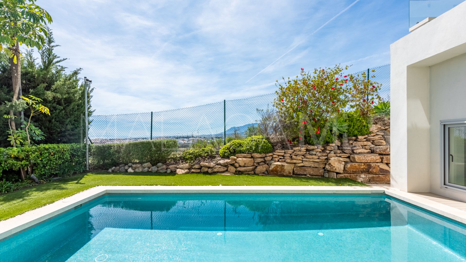 Villa for sale in Nueva Andalucia