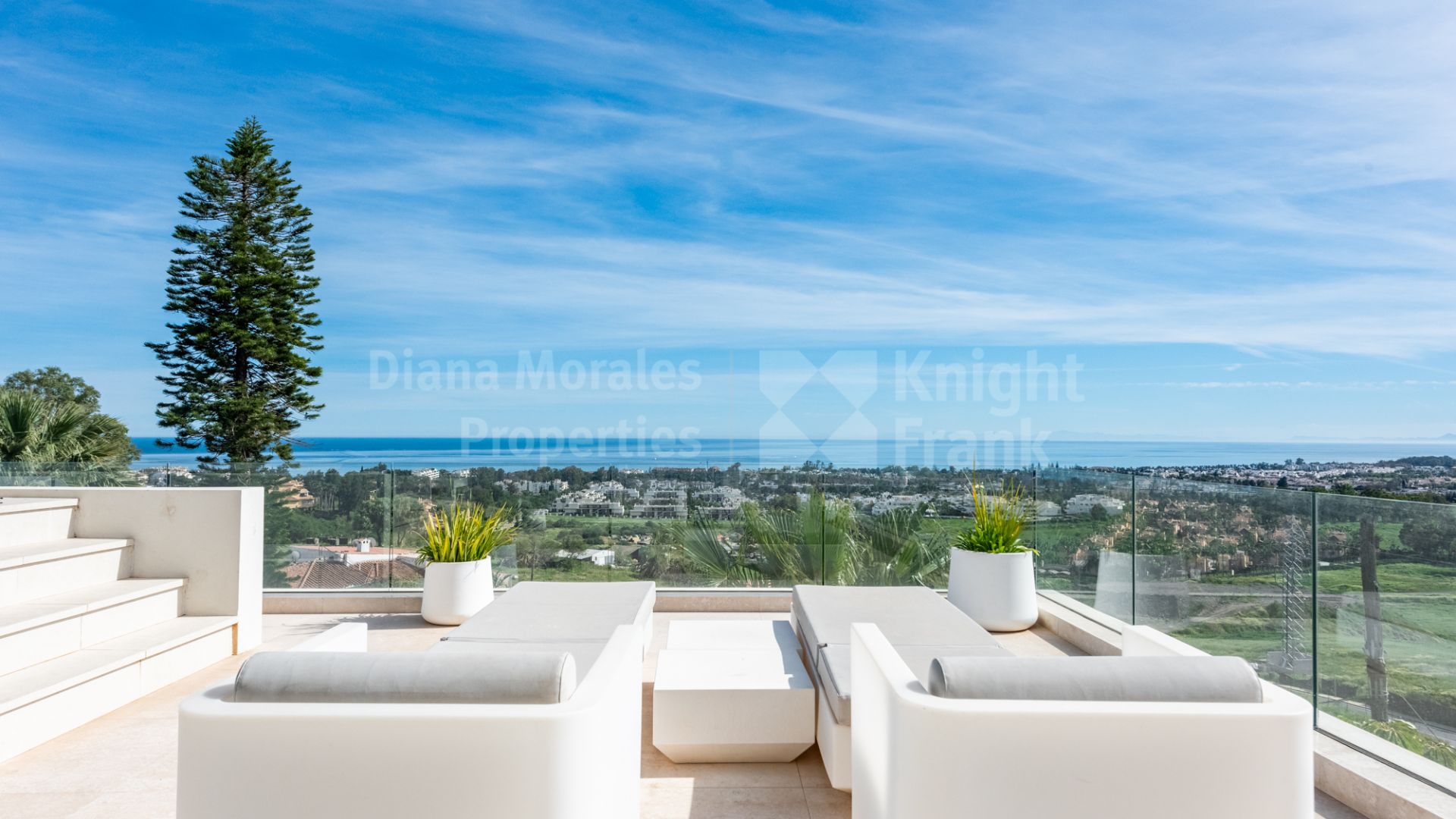 Nueva Andalucia, Villa élégante avec vue panoramique sur la mer et les montagnes