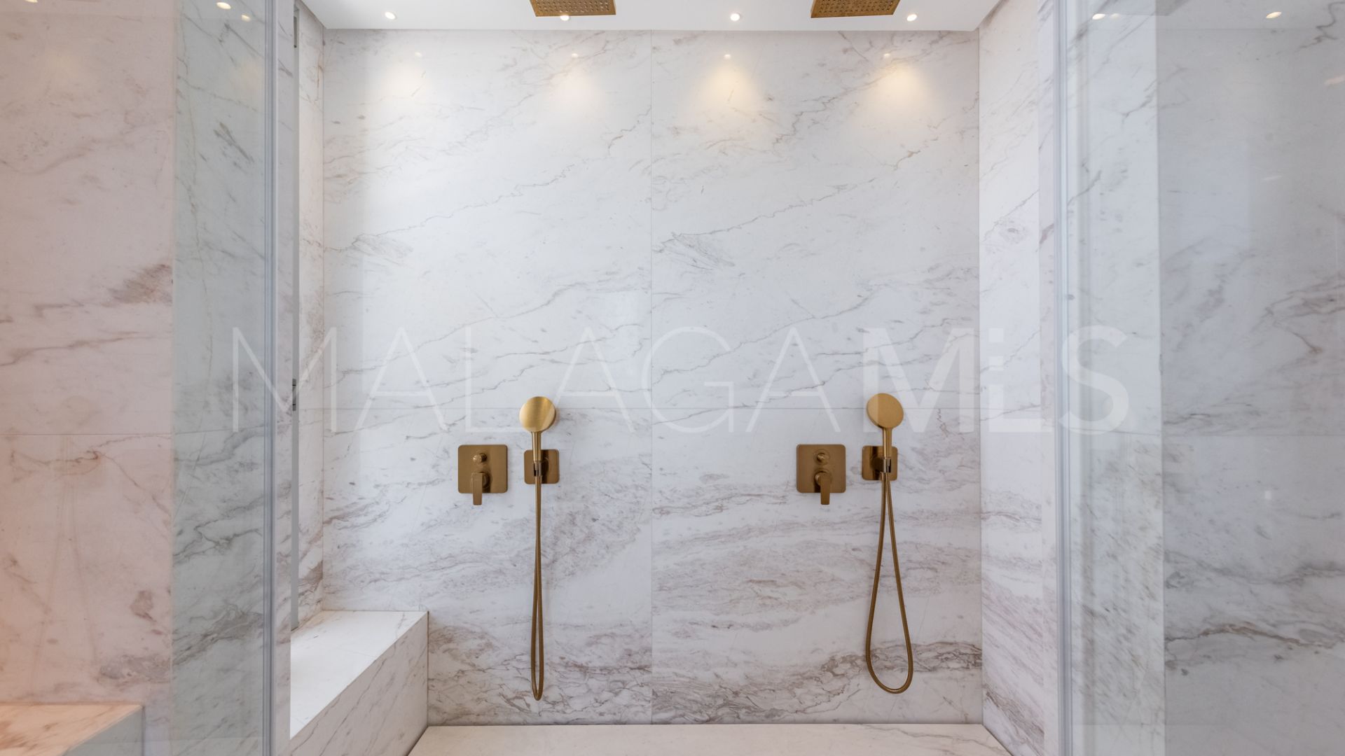 Villa for sale in Nueva Andalucia