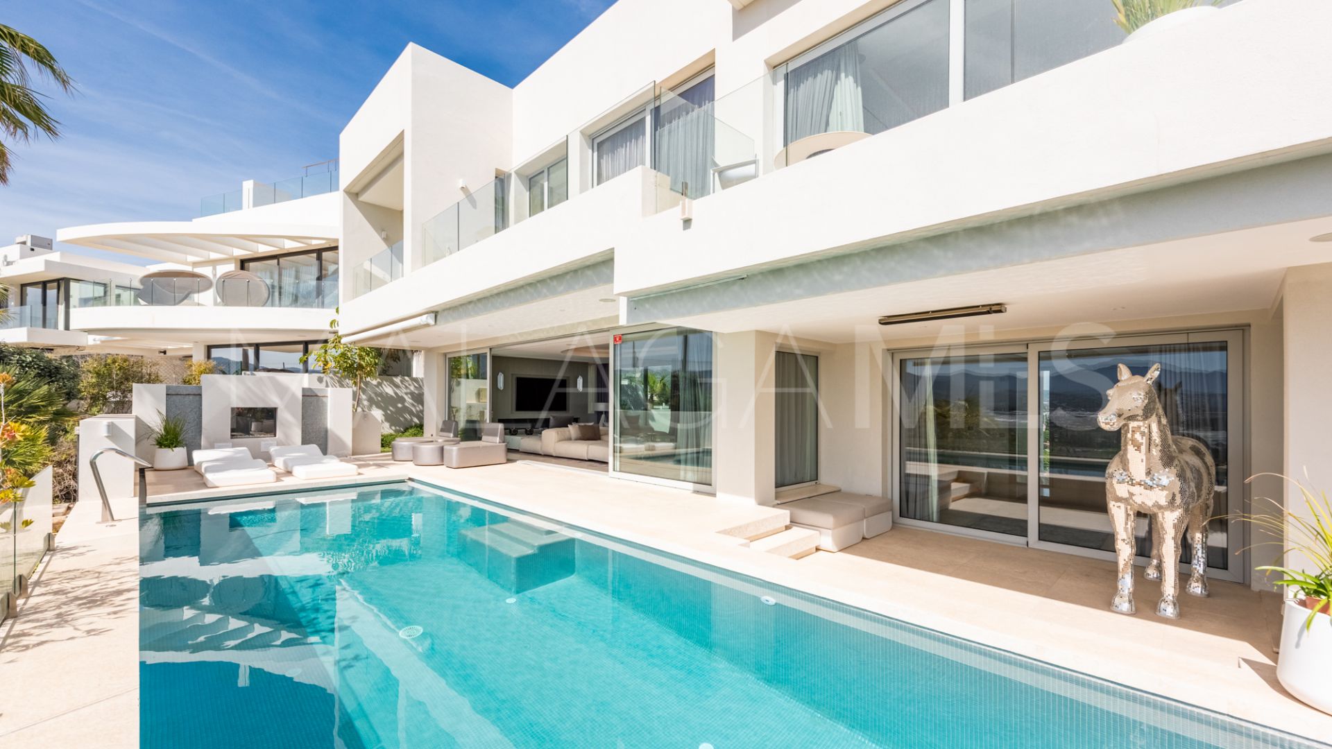 Villa for sale in Nueva Andalucia