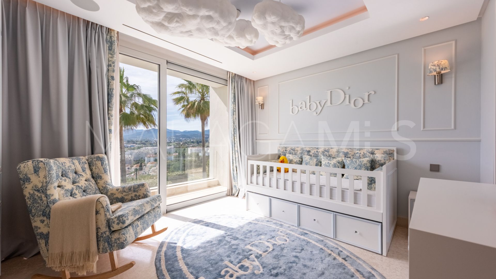 Villa for sale in Nueva Andalucia