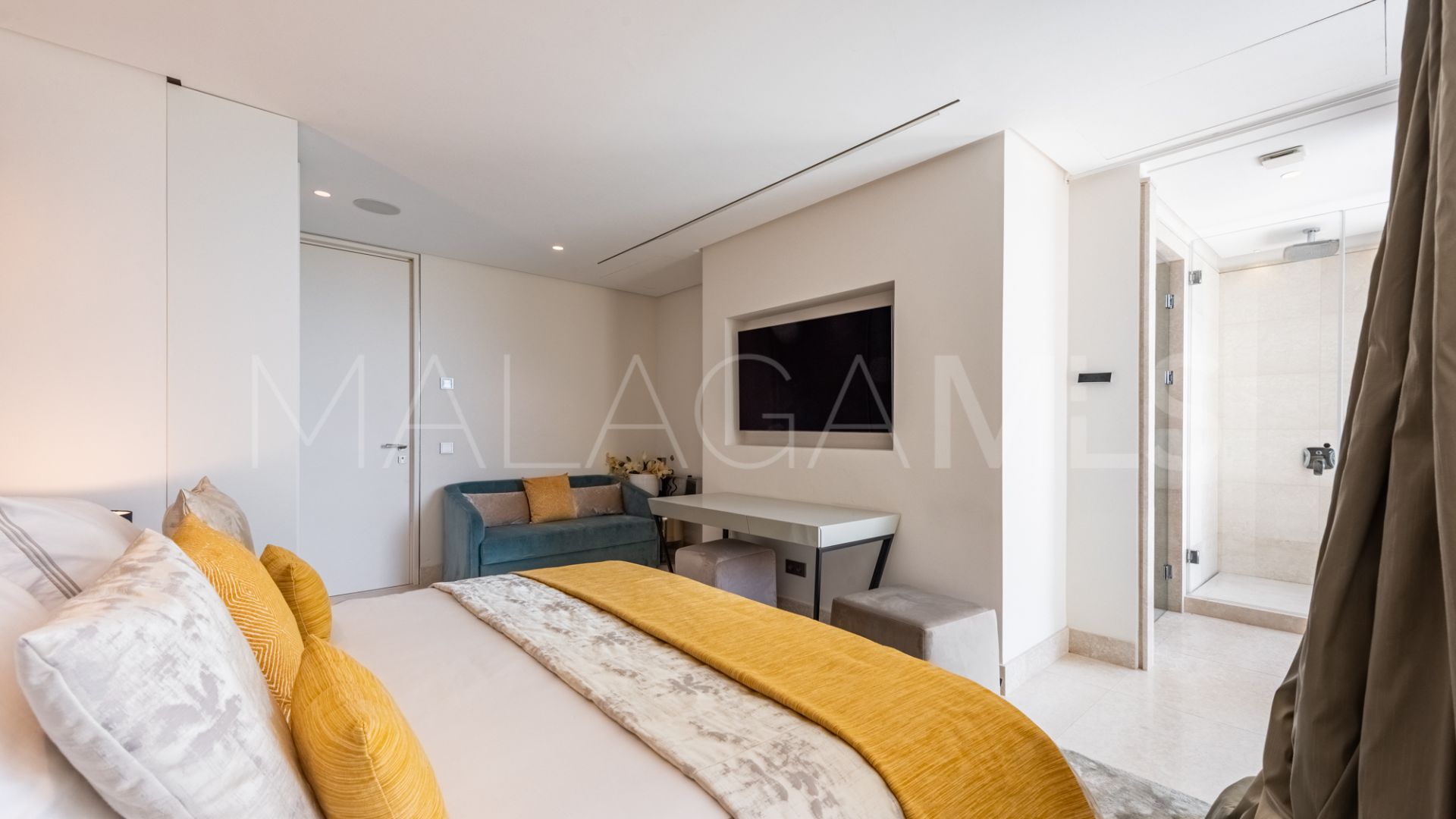 Villa for sale in Nueva Andalucia