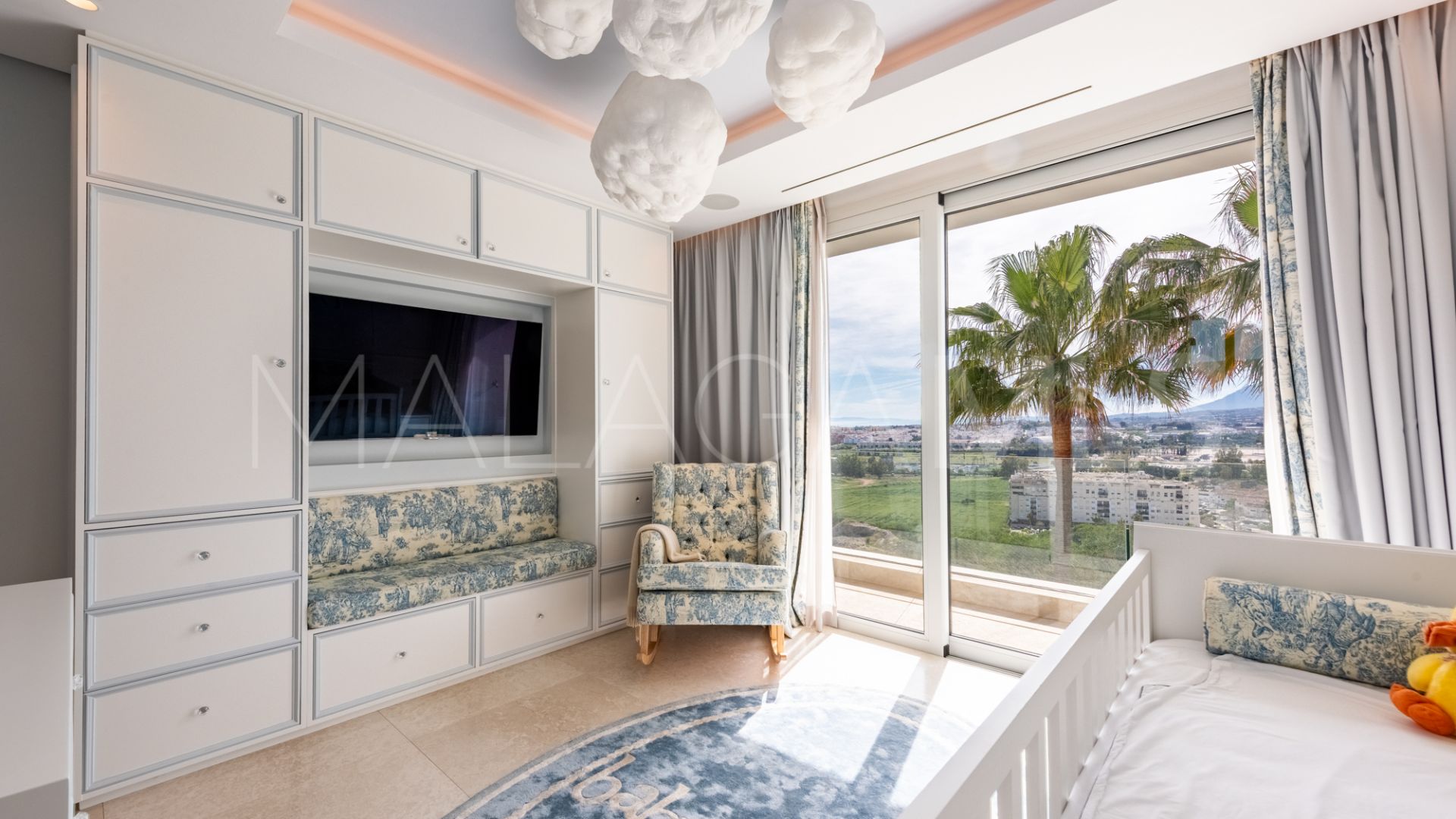 Villa for sale in Nueva Andalucia