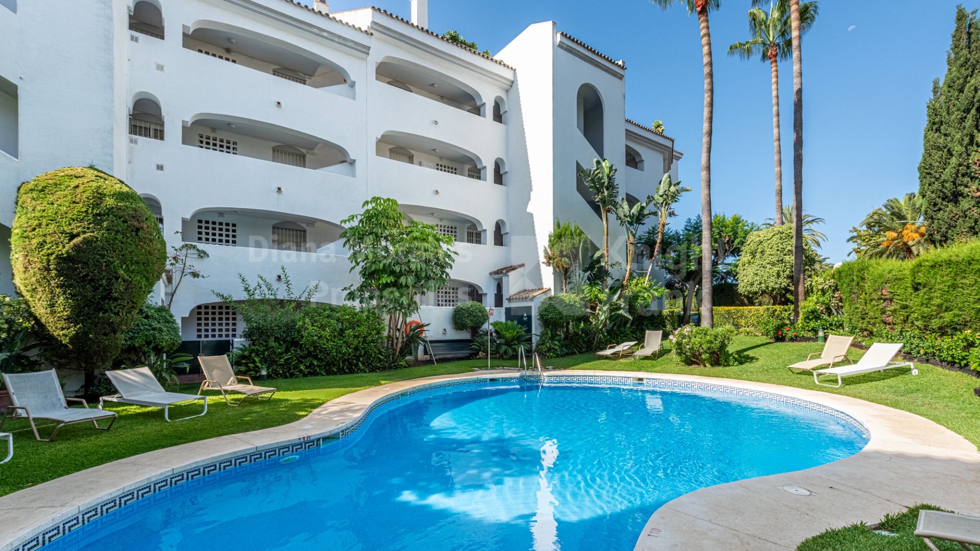 Duplex penthouse with sea views in Guadalmina Baja