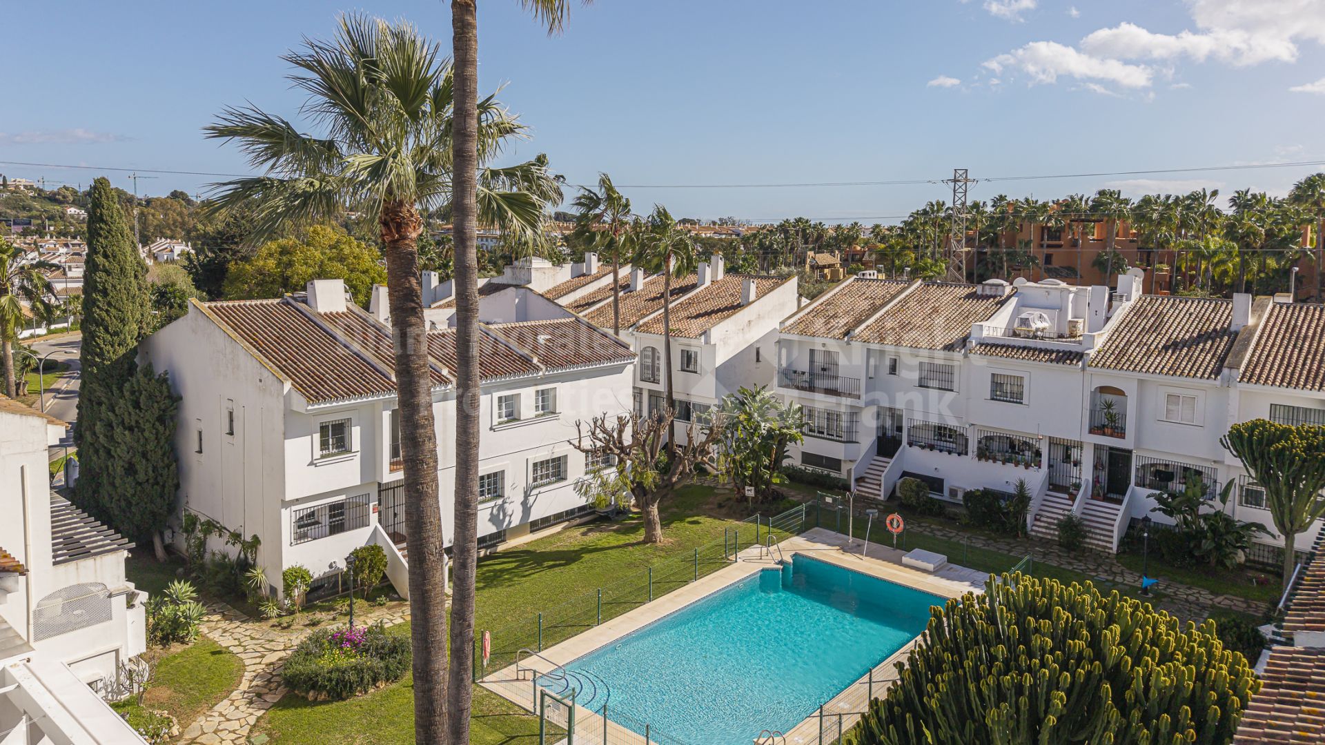 Aloha, Exquisitely renovated 4-bedroom townhouse in prime Nueva Andalucía