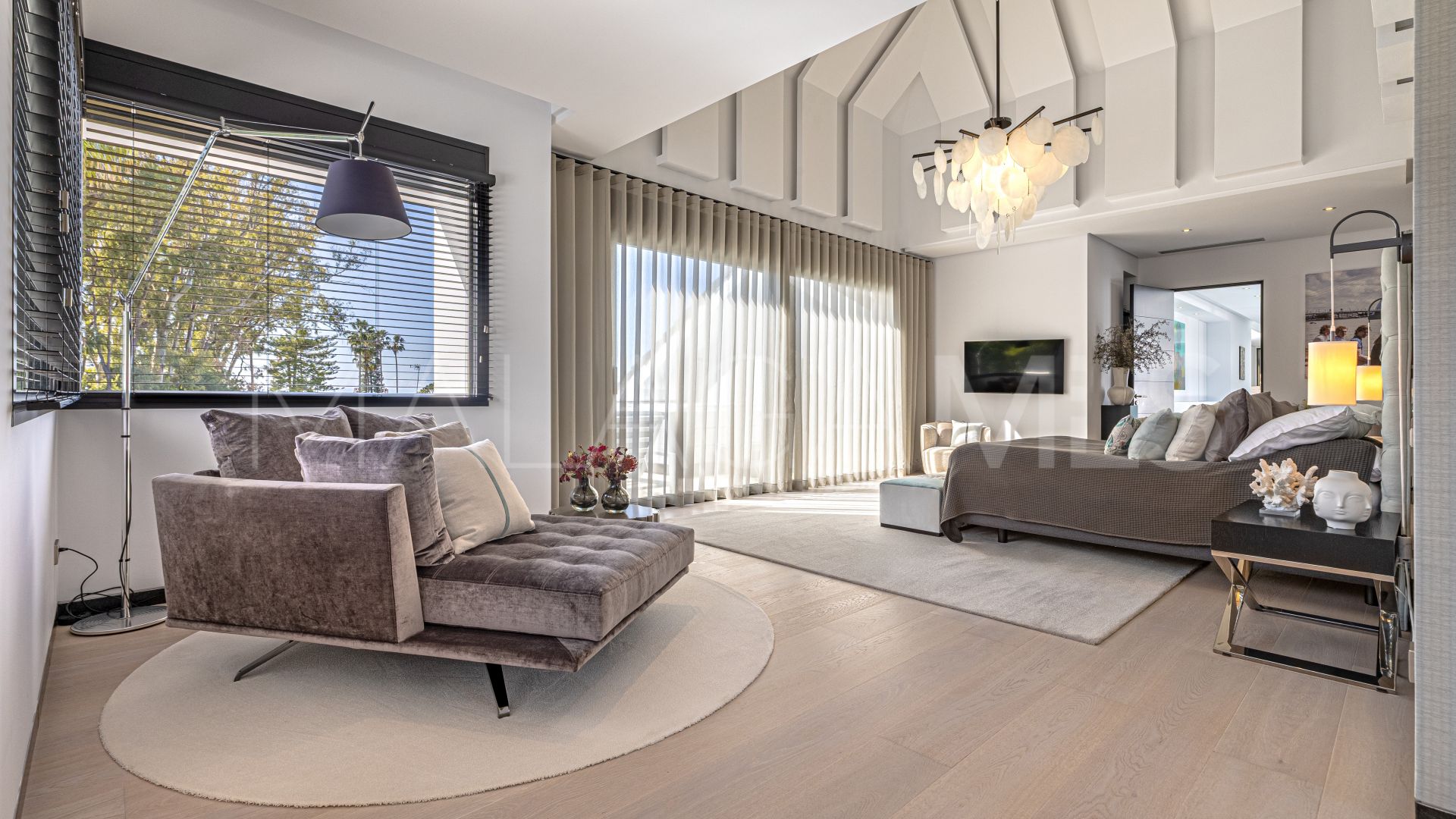 Villa for sale in Guadalmina Baja