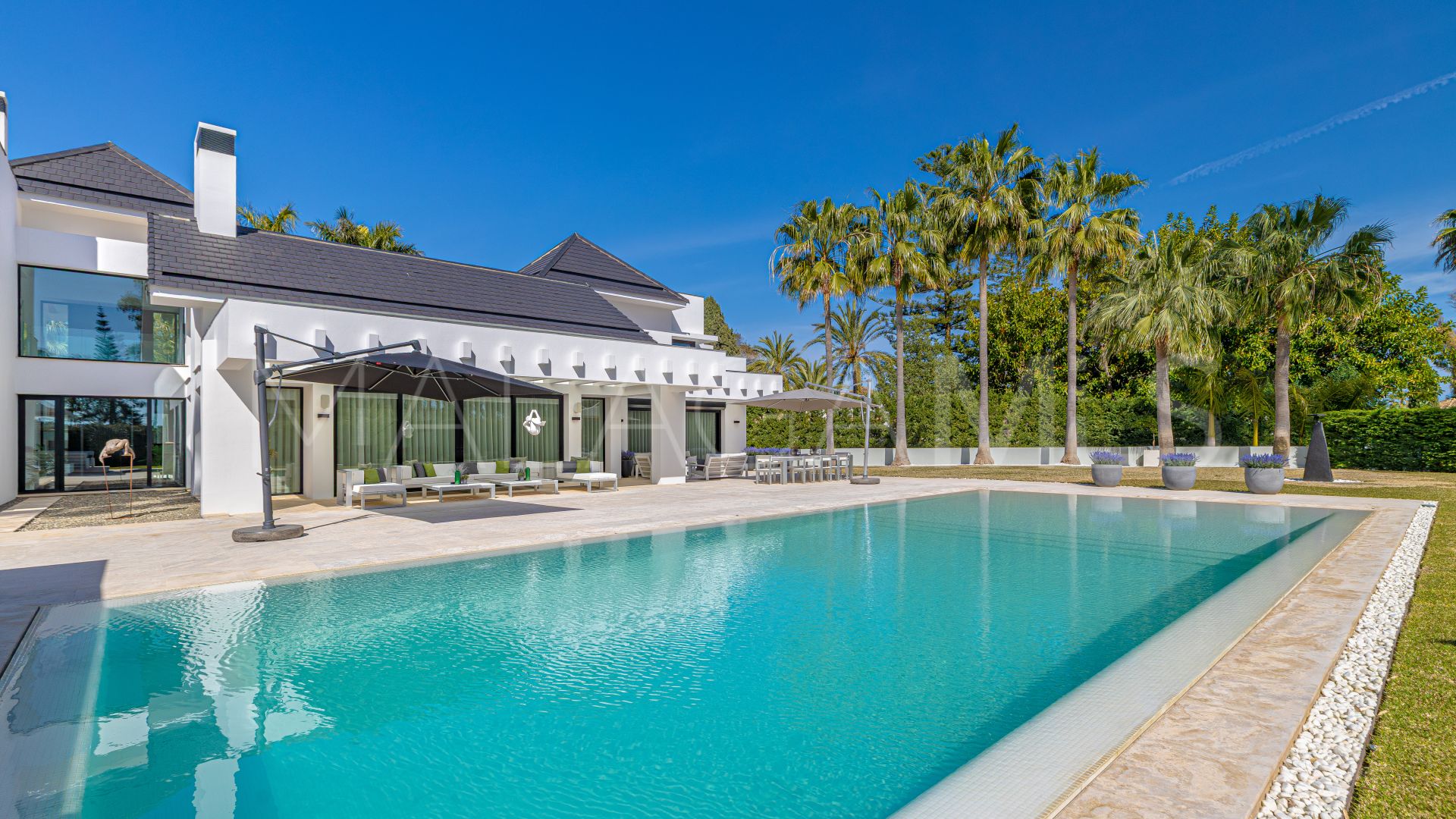 Villa for sale in Guadalmina Baja