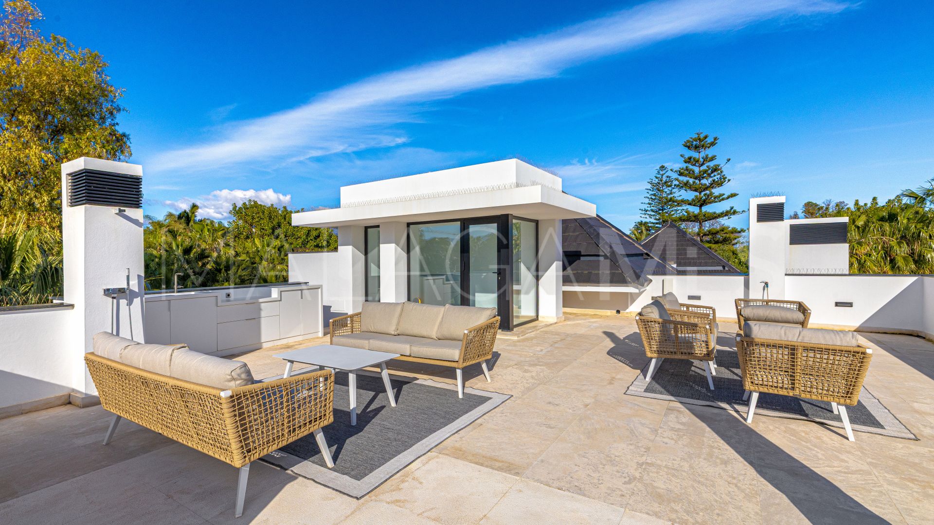 Villa for sale in Guadalmina Baja