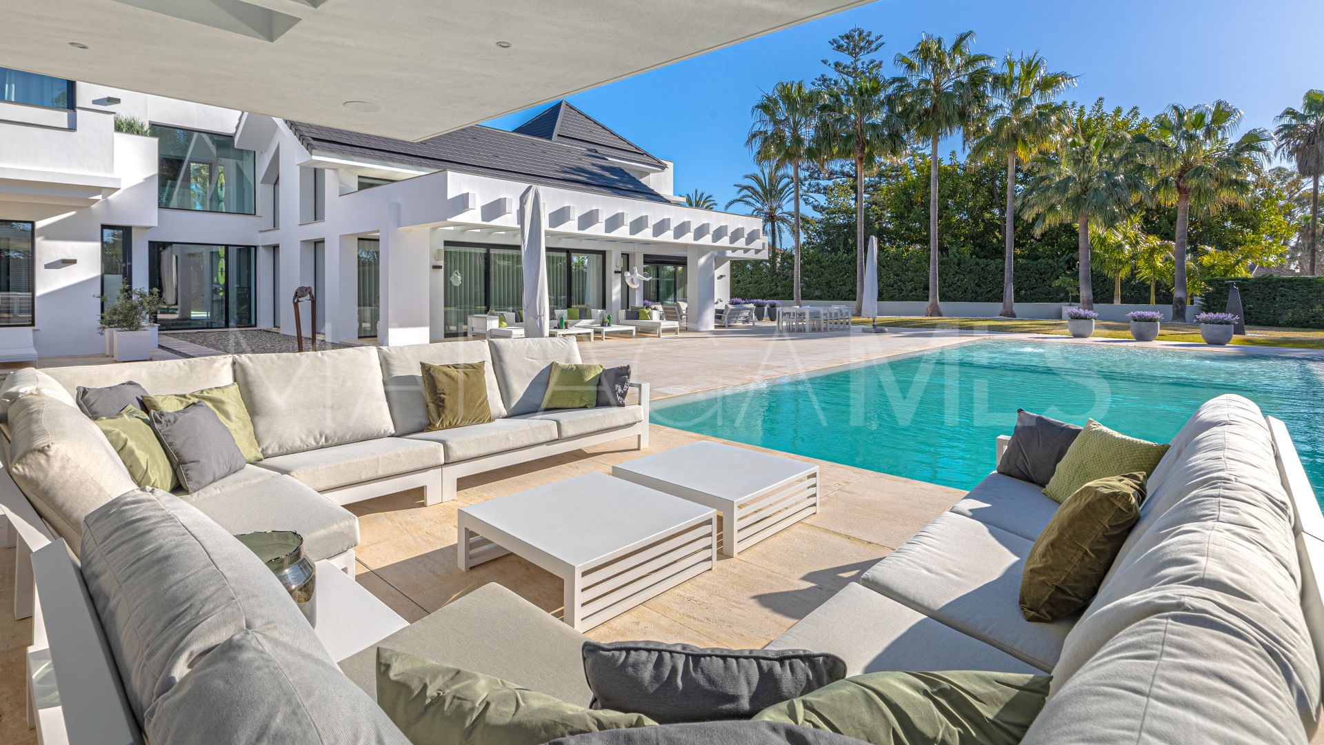 Villa for sale in Guadalmina Baja