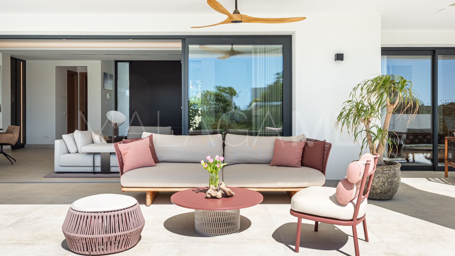 Villa for sale in Casares